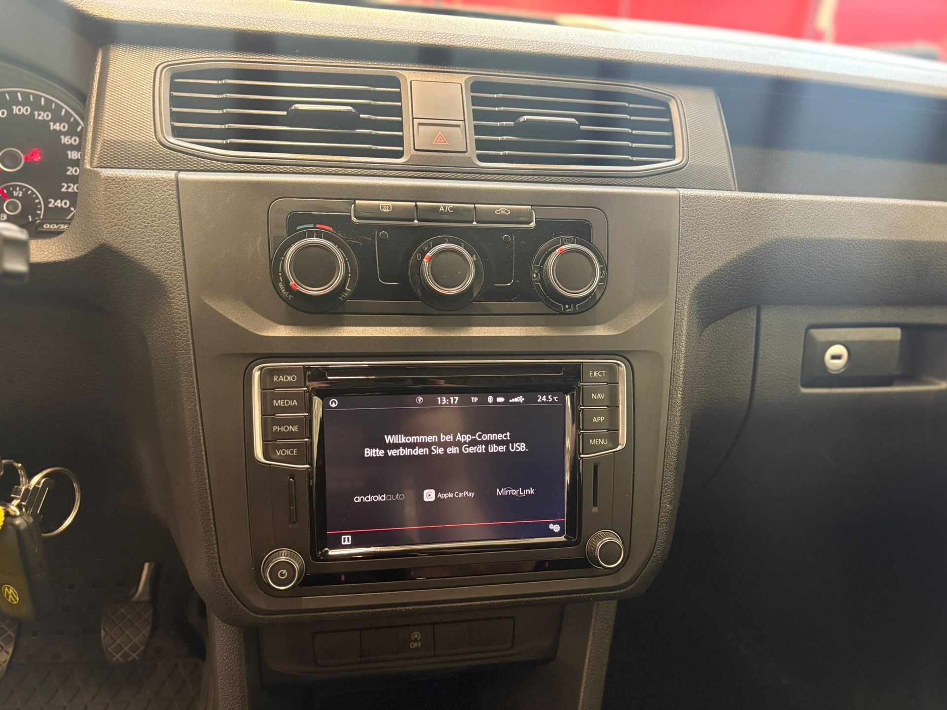 VW Caddy 2.0TDI BlueMotion Technology-image-11