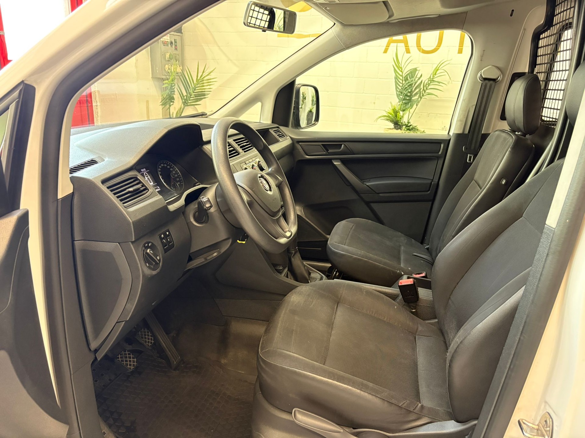 VW Caddy 2.0TDI BlueMotion Technology-image-7