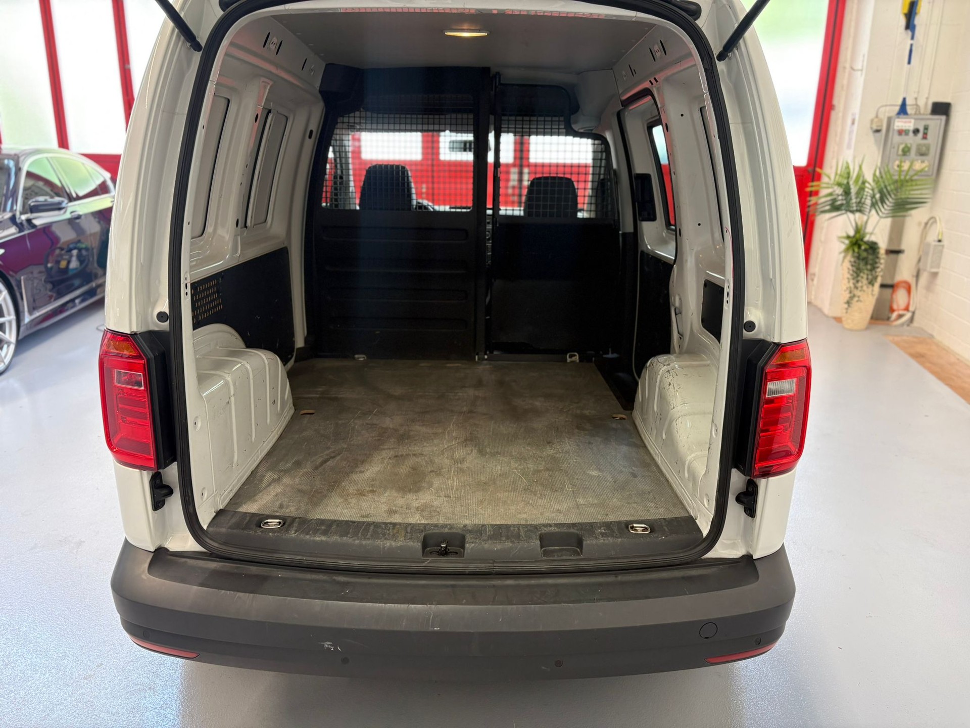 VW Caddy 2.0TDI BlueMotion Technology-image-6