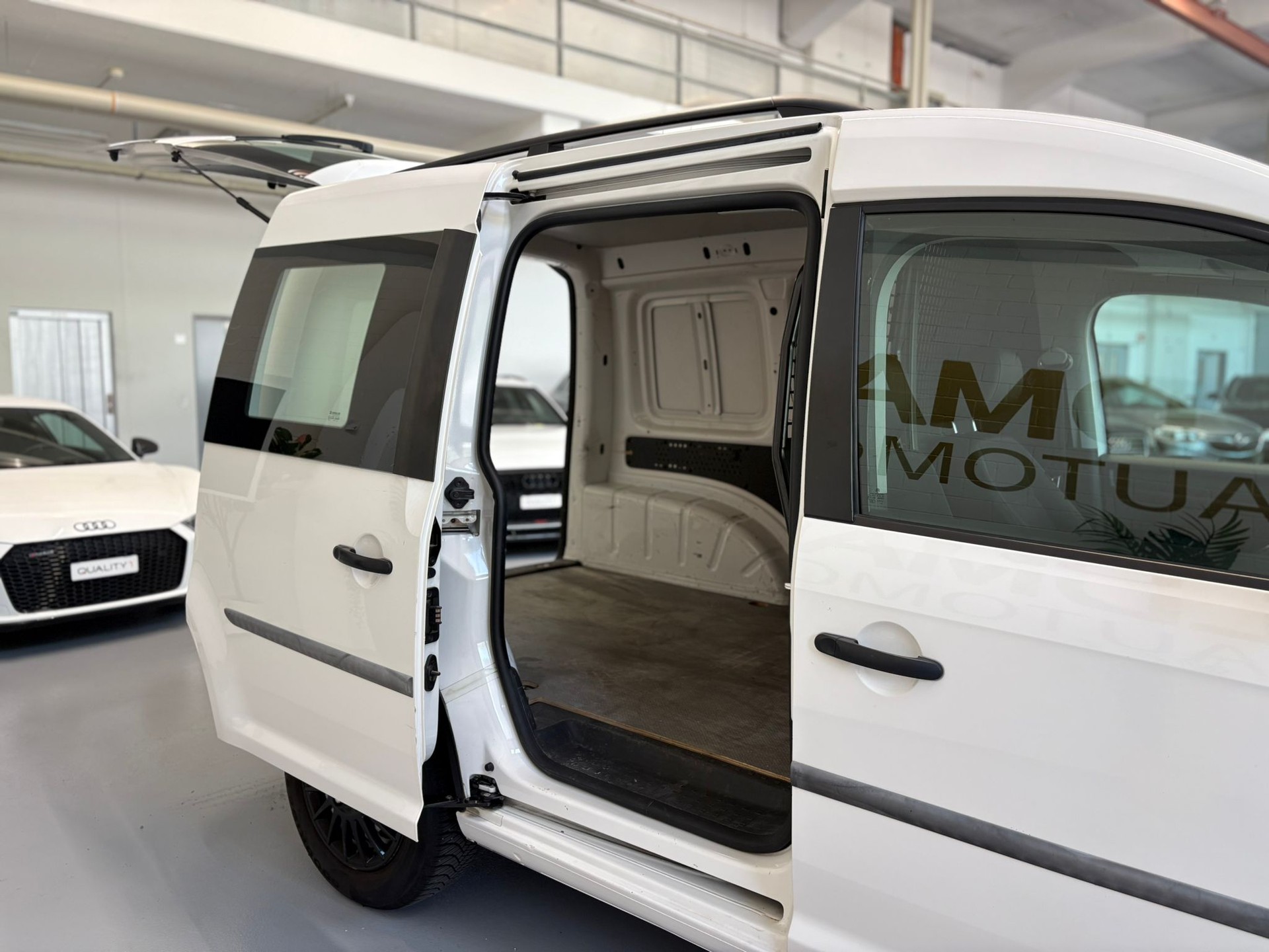 VW Caddy 2.0TDI BlueMotion Technology-image-4