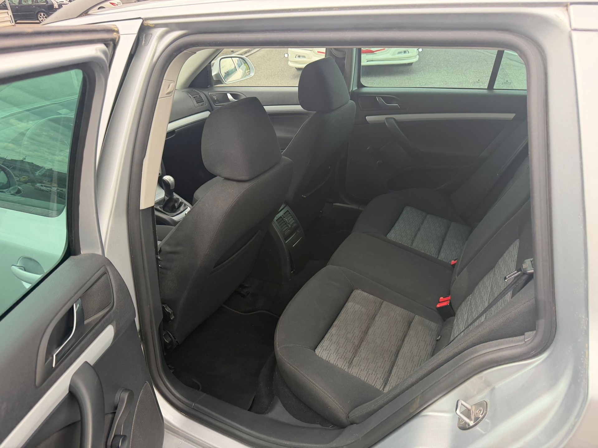 SKODA Octavia Combi 1.8 TSI Laurin & Klement 4x4-image-8