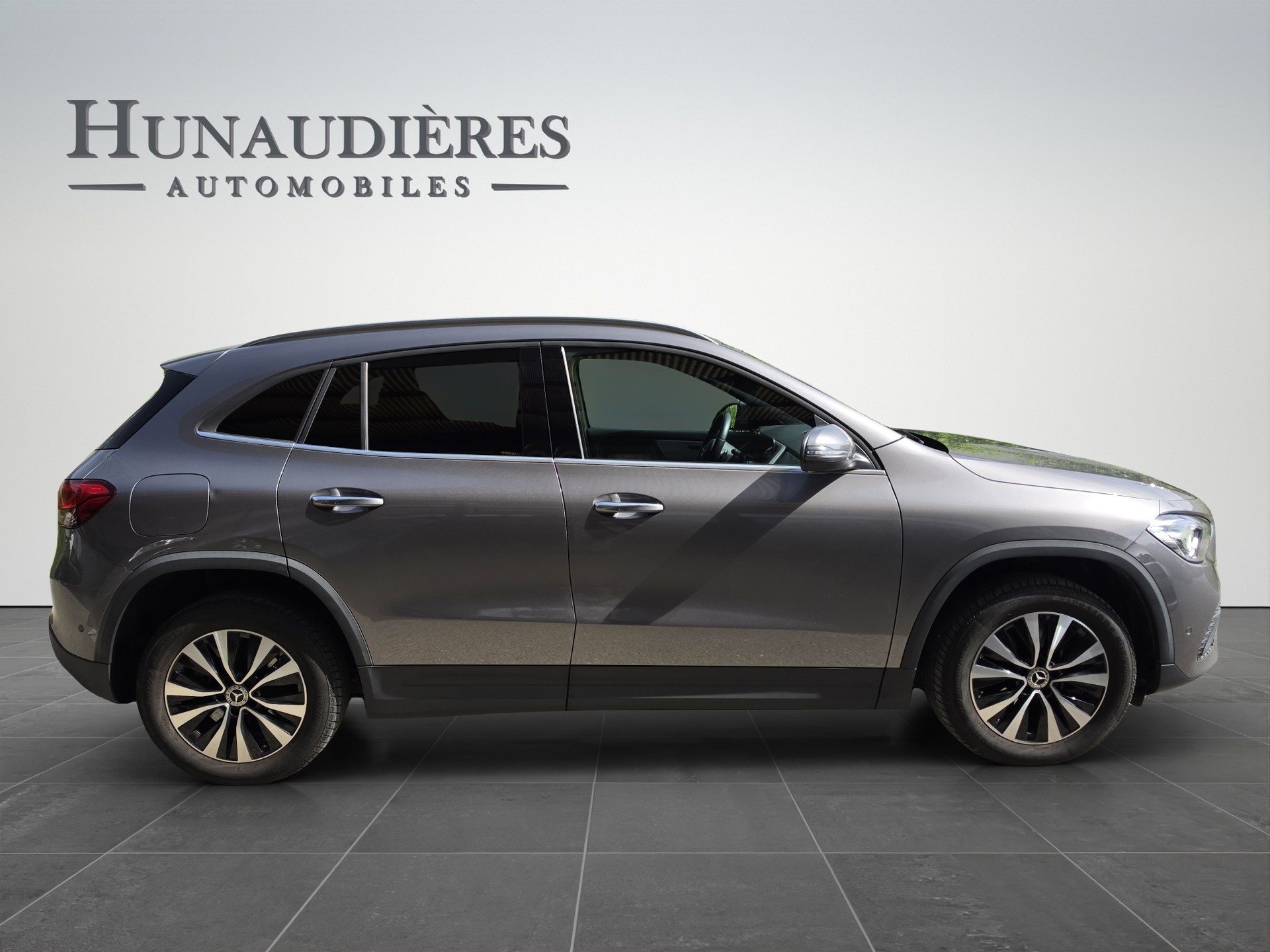 MERCEDES-BENZ GLA 250e Style 8G-DCT-image-11