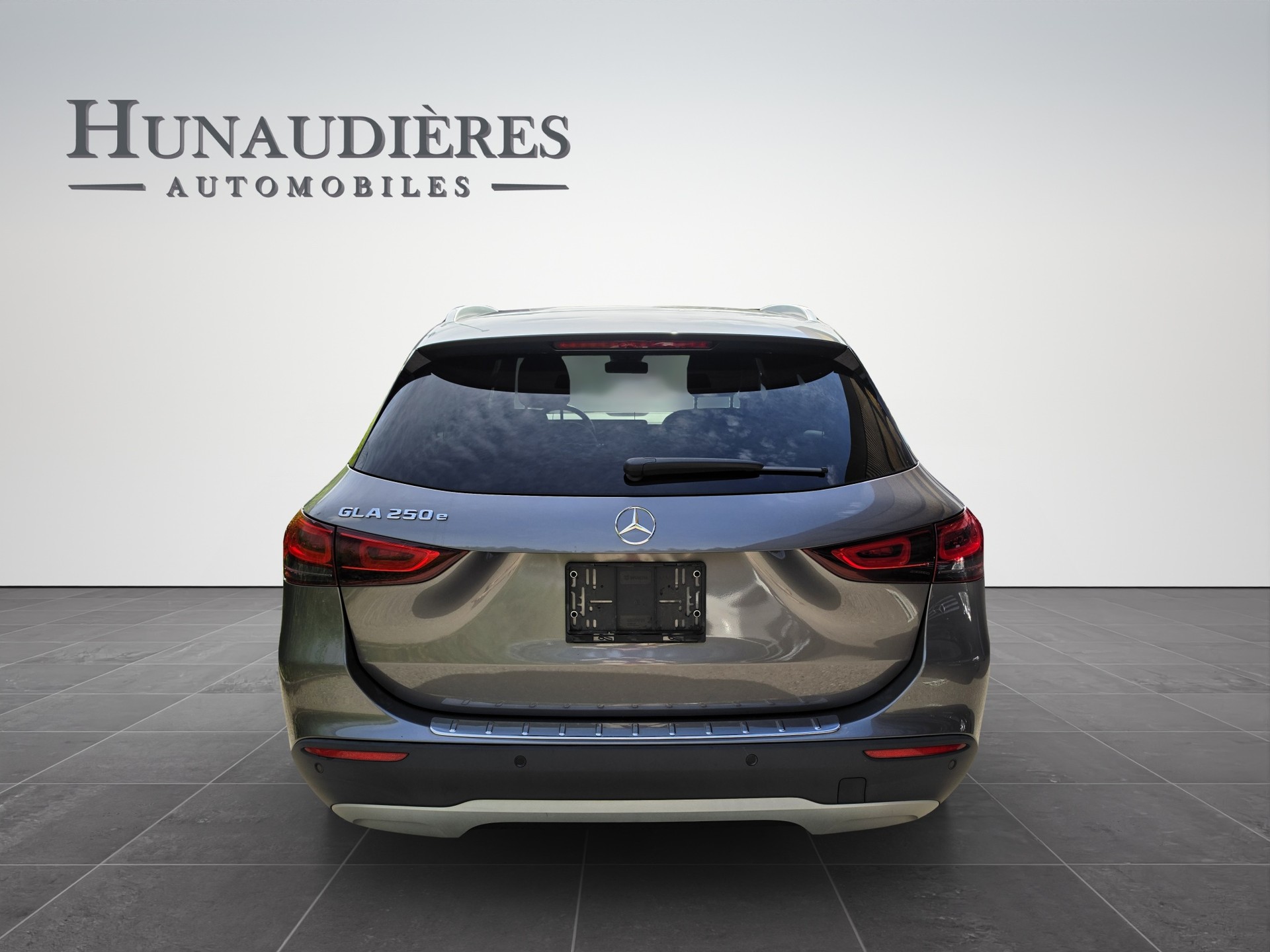 MERCEDES-BENZ GLA 250e Style 8G-DCT-image-13