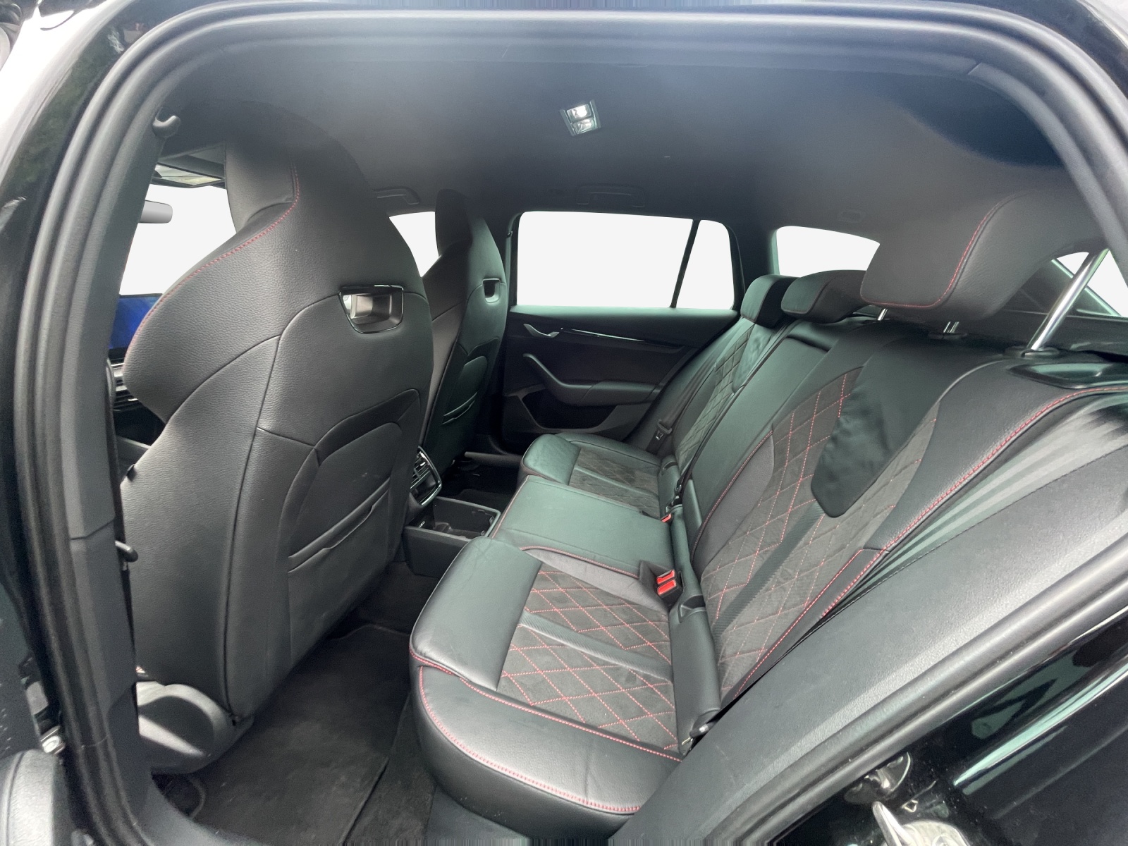 SKODA Octavia Combi 2.0 TSI DSG RS-image-11