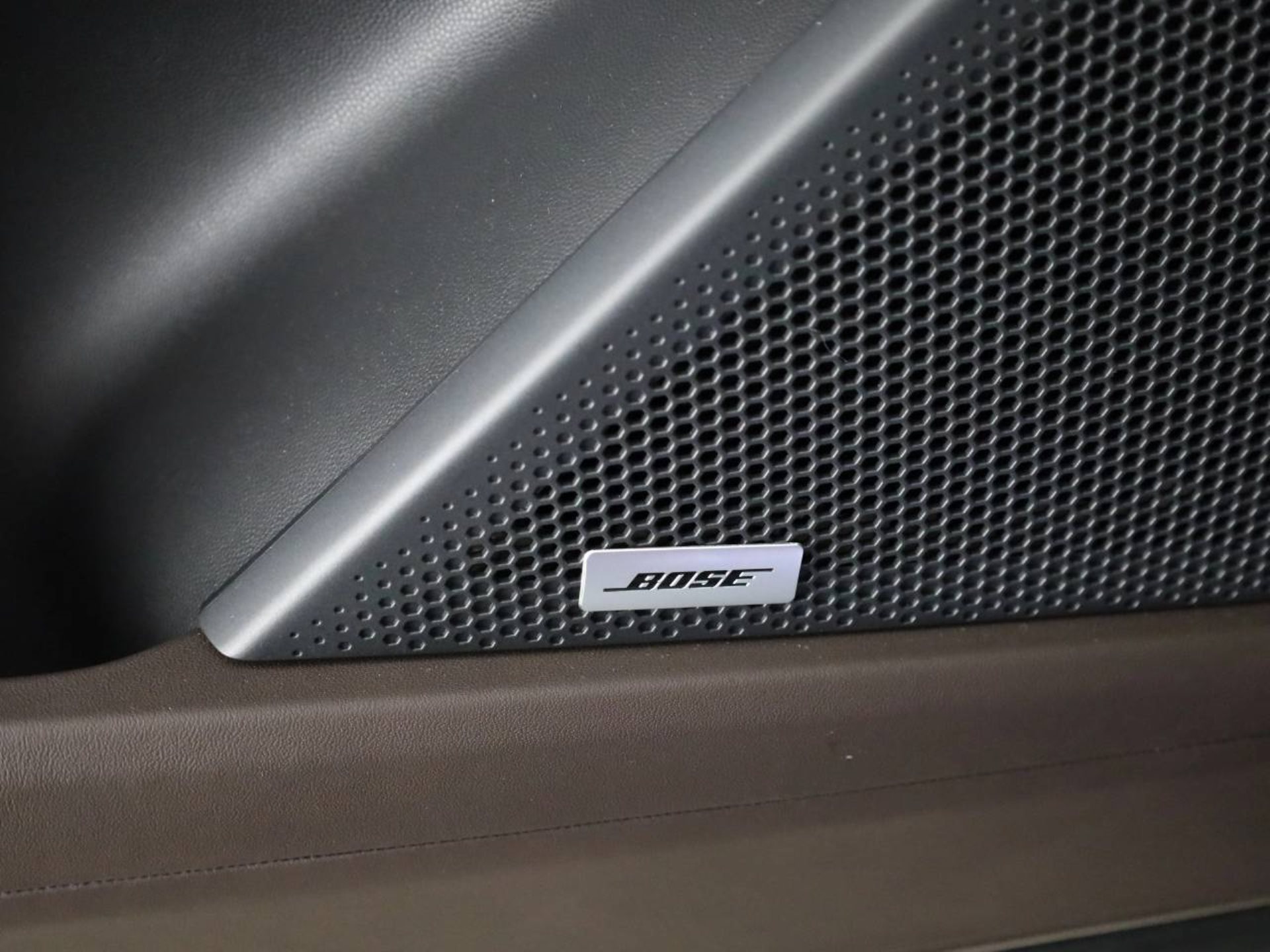 PORSCHE Cayenne S Electric-image-17