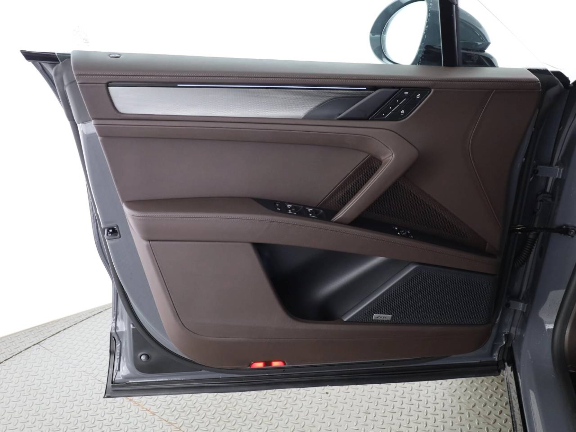 PORSCHE Cayenne S Electric-image-16