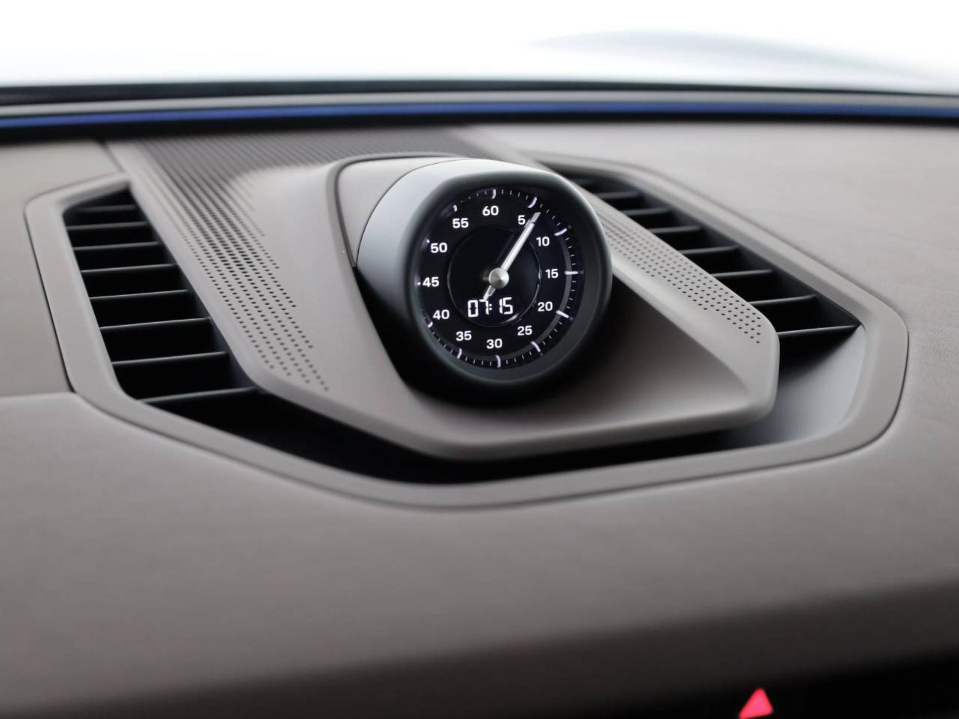 PORSCHE Cayenne S Electric-image-11