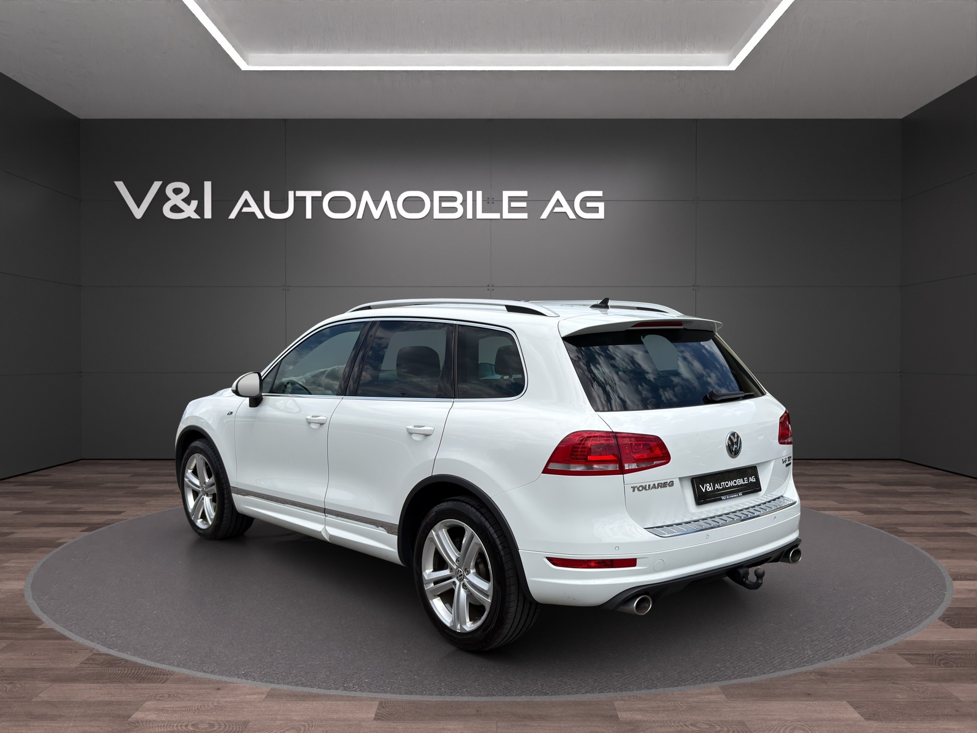 VW Touareg 3.0 TDI R-Line BlueMotion Technology Tiptronic-image-3
