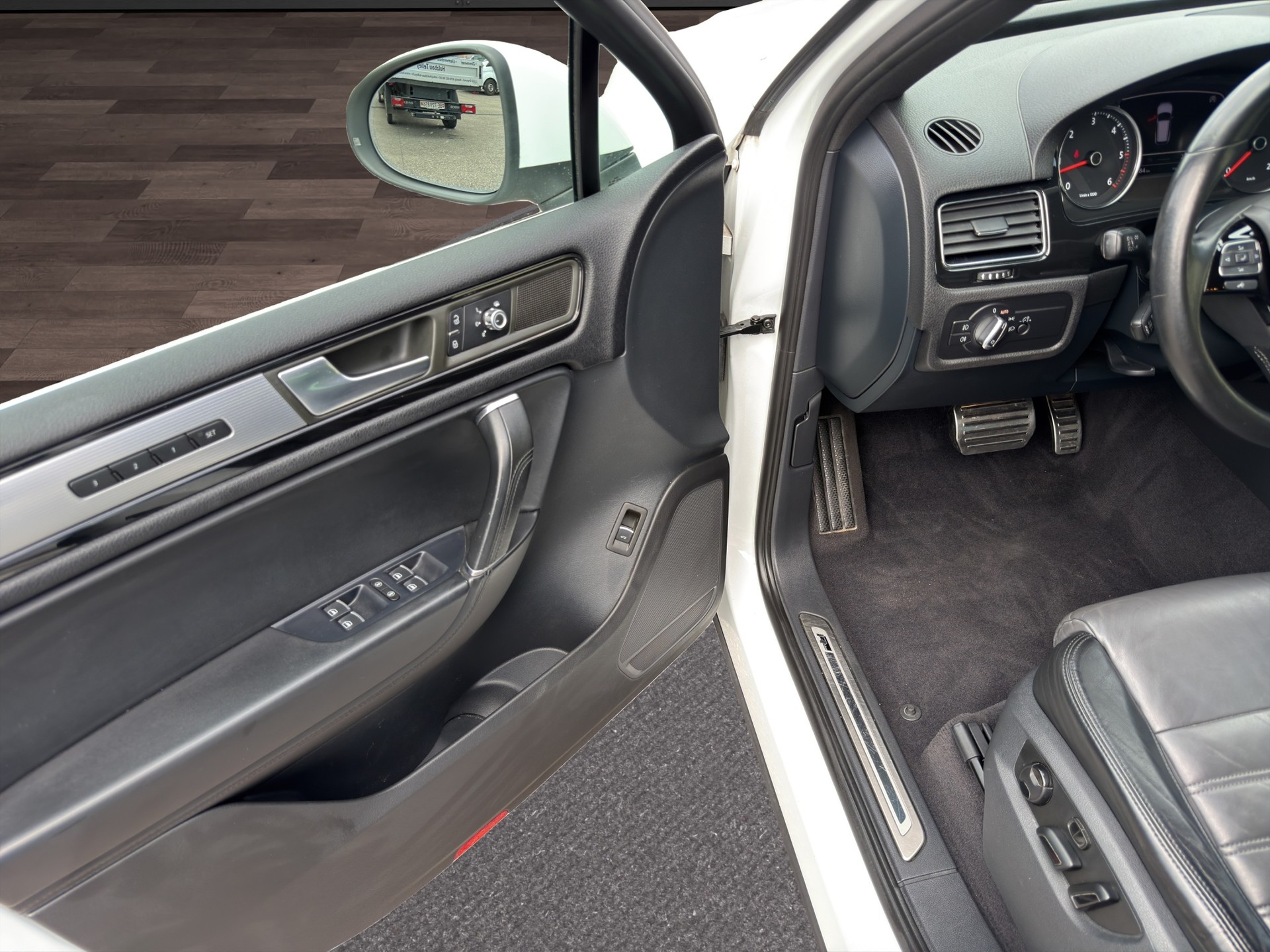 VW Touareg 3.0 TDI R-Line BlueMotion Technology Tiptronic-image-19