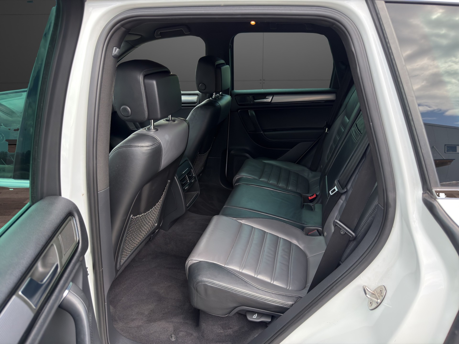 VW Touareg 3.0 TDI R-Line BlueMotion Technology Tiptronic-image-22