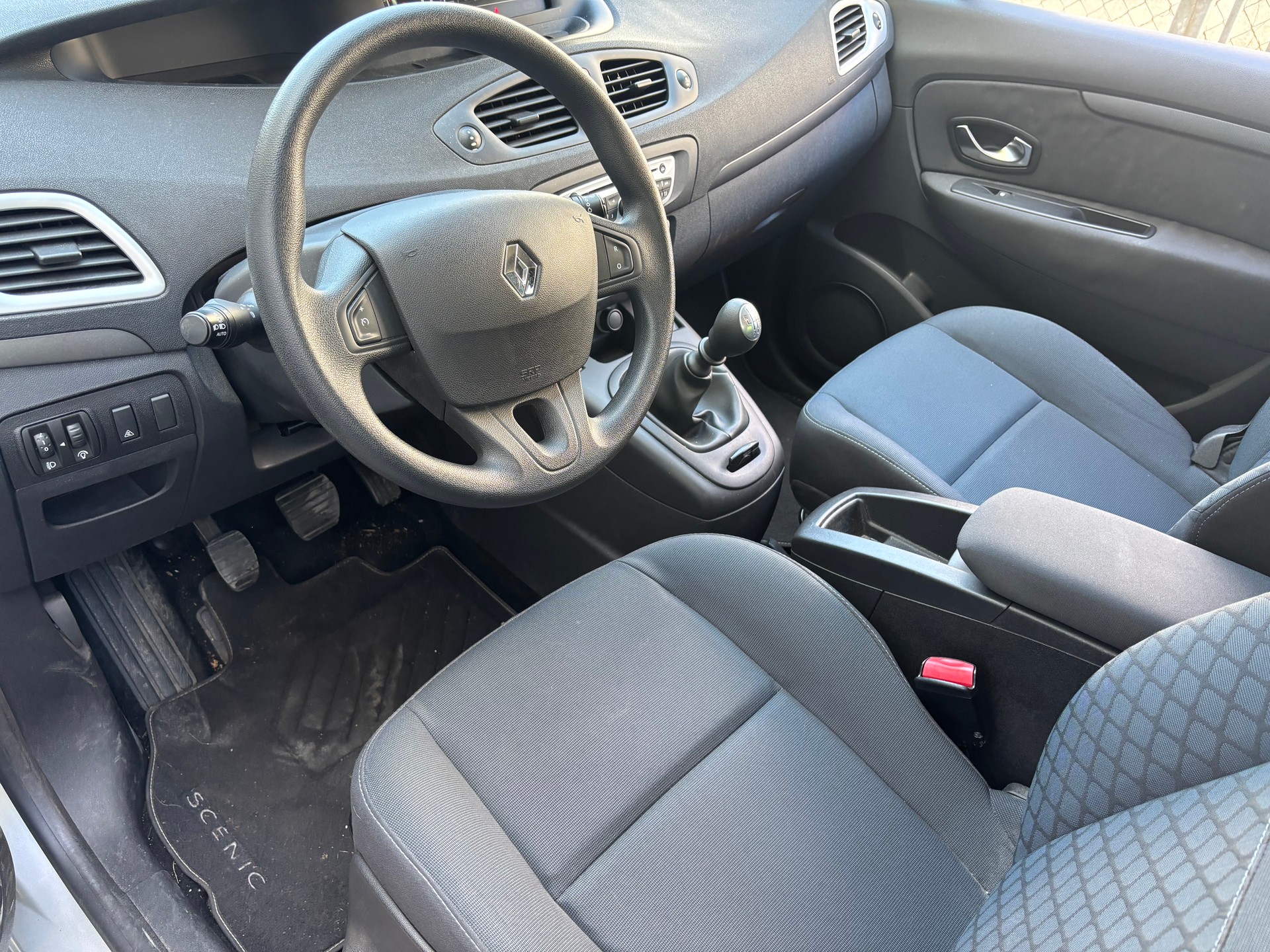RENAULT Scénic 1.4 16V Turbo Privilège-image-10