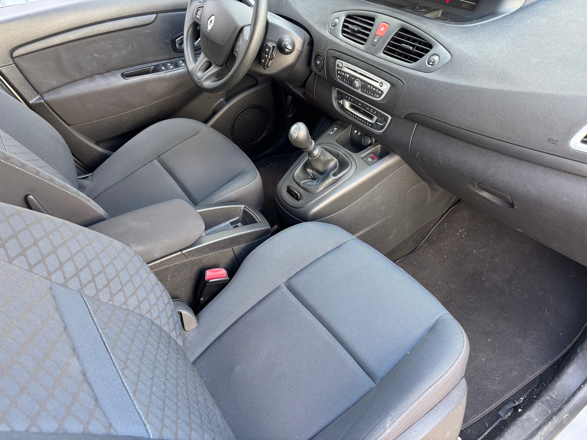 RENAULT Scénic 1.4 16V Turbo Privilège-image-9