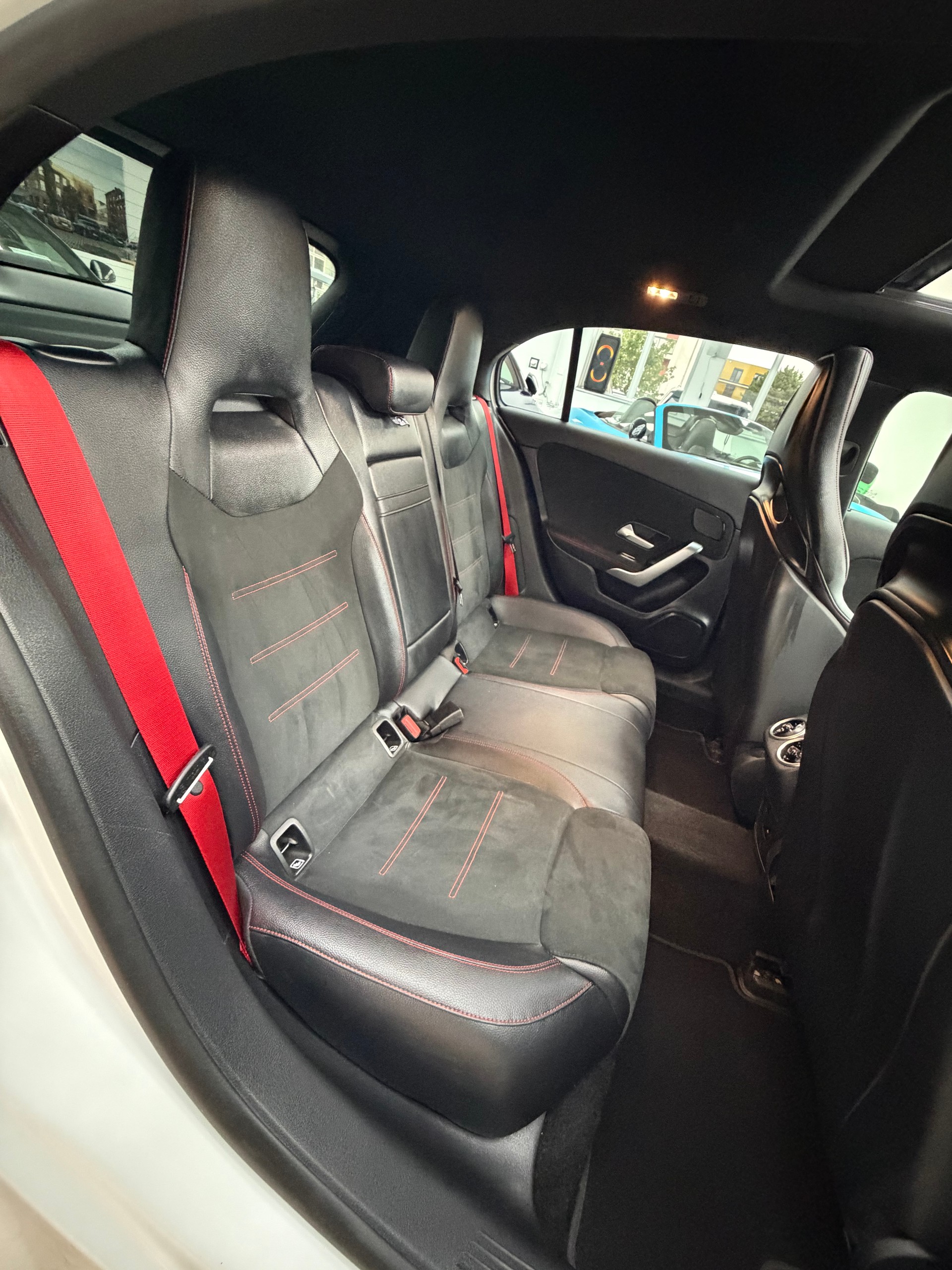 MERCEDES-BENZ A 35 AMG 4Matic Speedshift-image-14