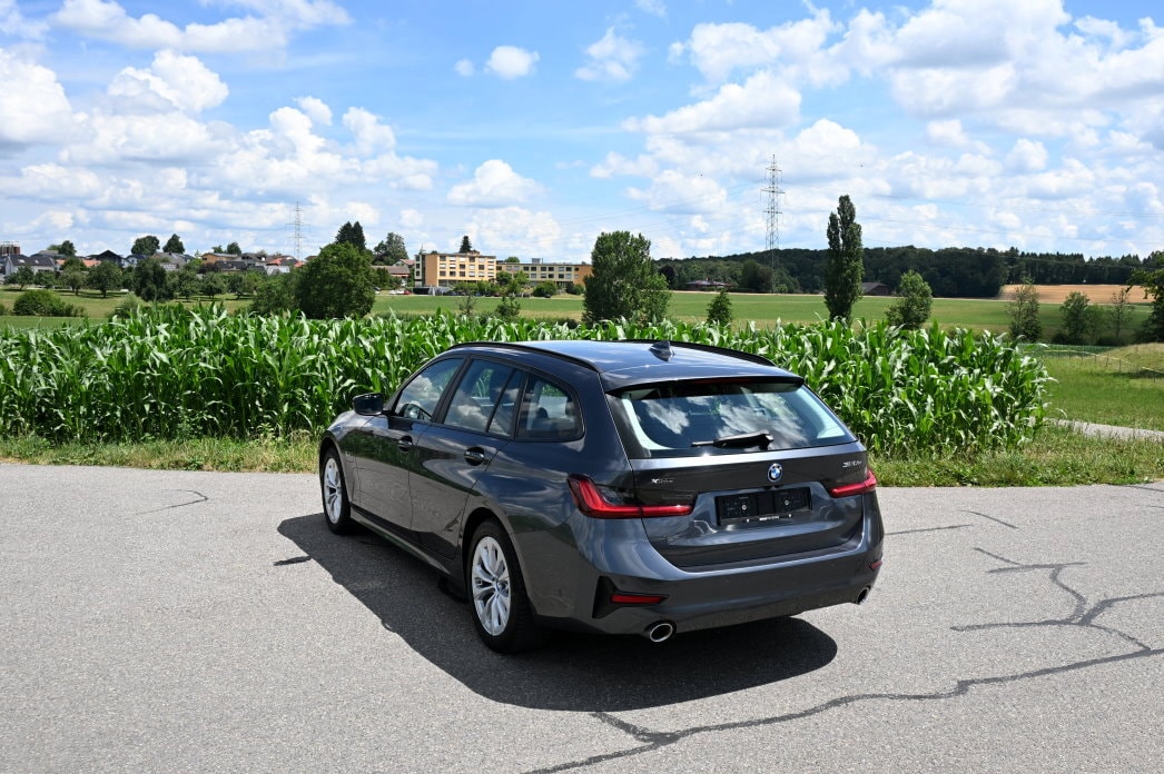 BMW 320e xDrive Touring Essential Edition Steptronic-image-3