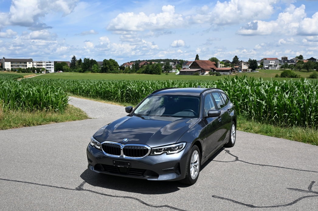 BMW 320e xDrive Touring Essential Edition Steptronic-image-0