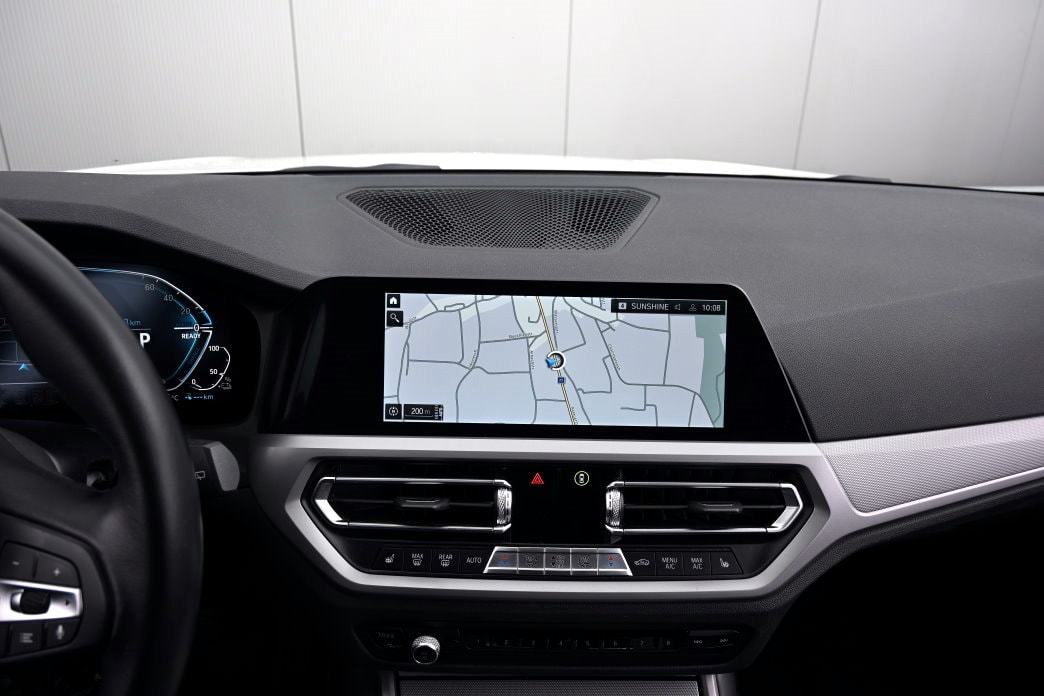 BMW 320e xDrive Touring Essential Edition Steptronic-image-10