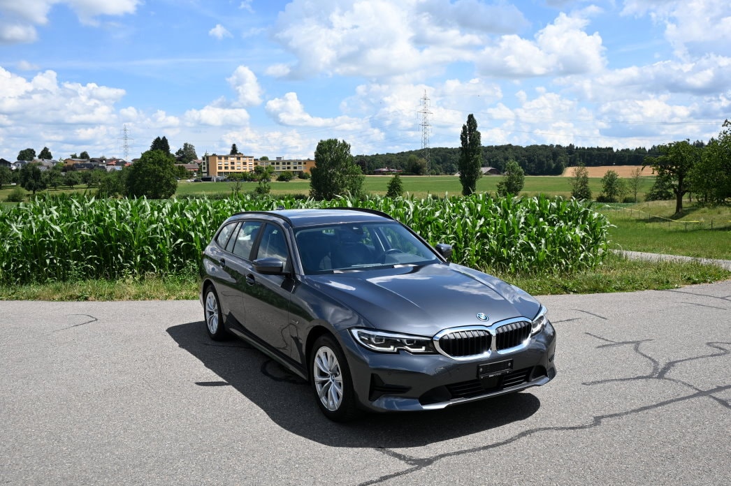 BMW 320e xDrive Touring Essential Edition Steptronic-image-1
