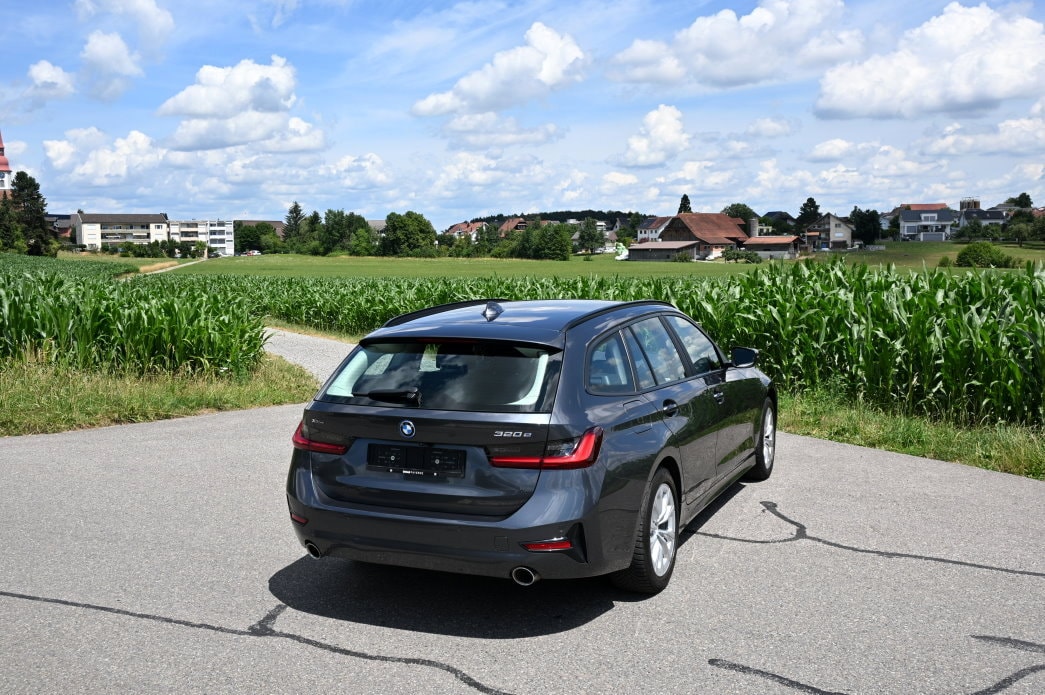 BMW 320e xDrive Touring Essential Edition Steptronic-image-2