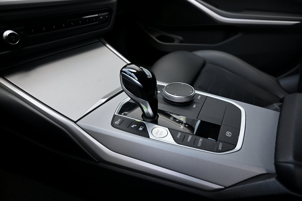 BMW 320e xDrive Touring Essential Edition Steptronic-image-8