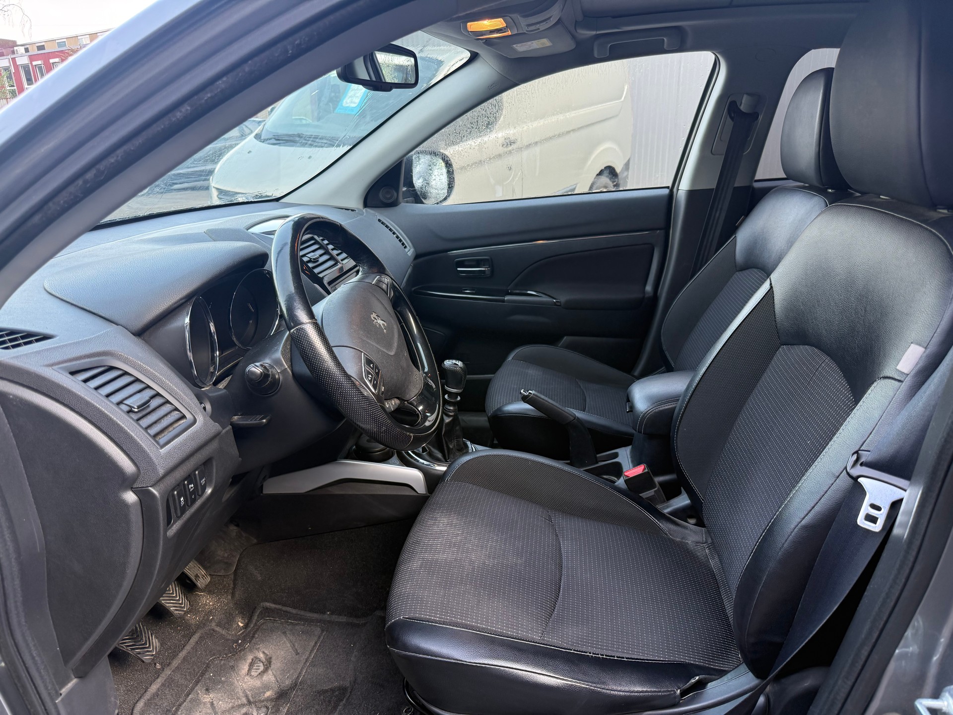 PEUGEOT 4008 1.6 HDi Allure 4WD-image-5