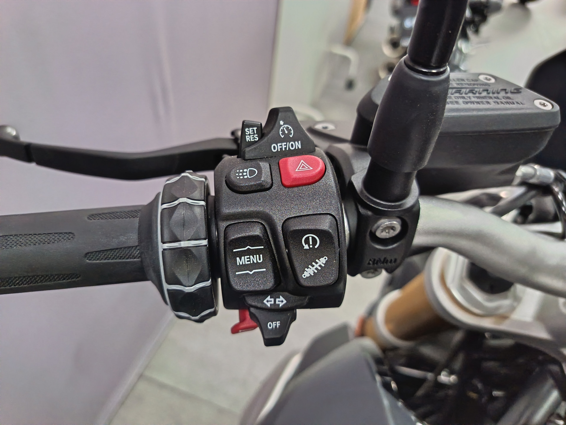 BMW R 1250 R Triple Black GARANTIE CONSTRUCTEUR 10/2027-image-6