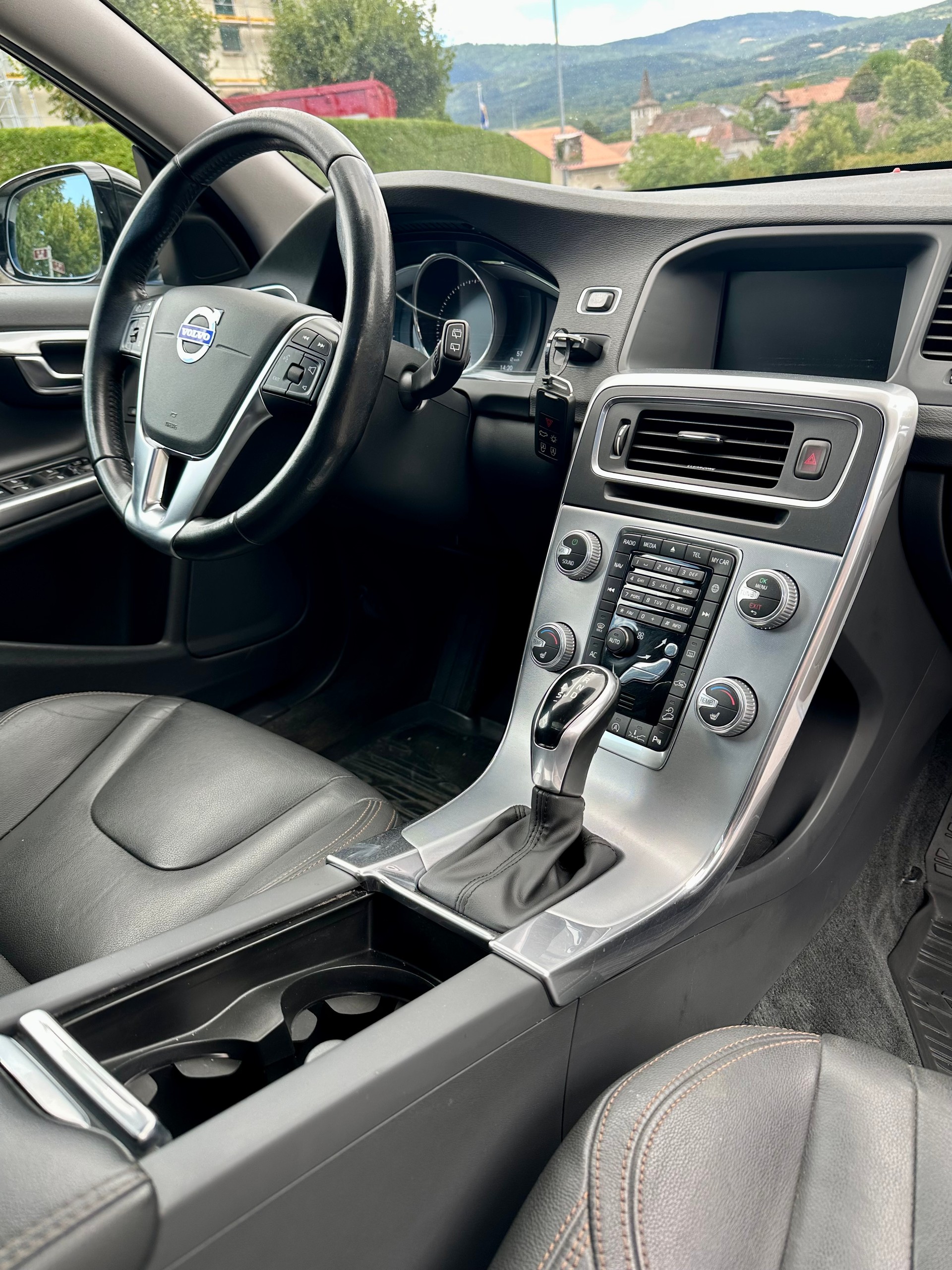 VOLVO V60 Cross Country T5 AWD Executive Geartronic-image-10