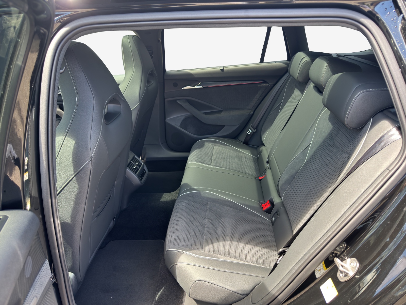 SKODA Superb Combi 2.0 TSI Sportline 4x4 DSG-image-11