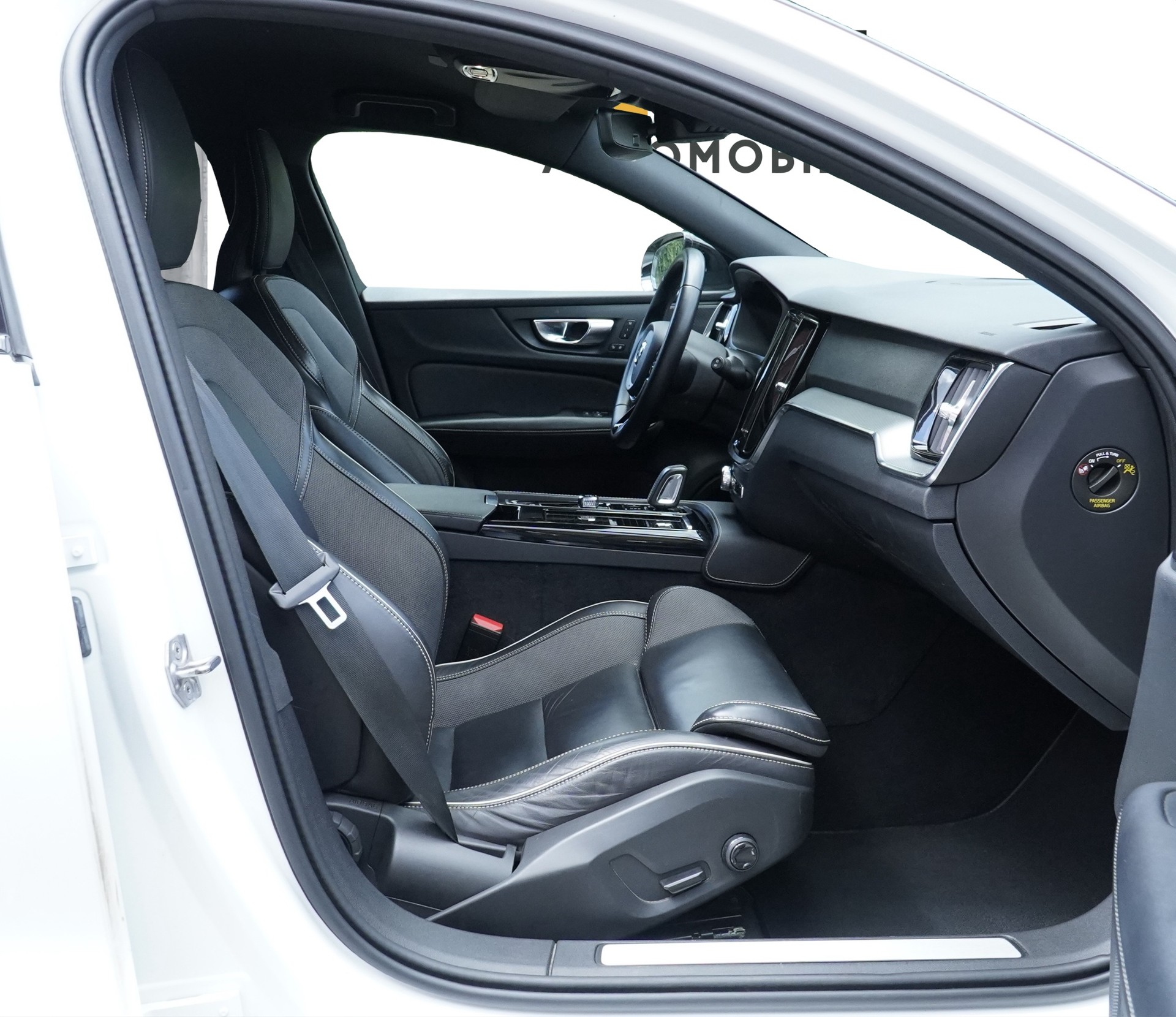 VOLVO V60 T6 eAWD Twin Engine R-Design Geartronic *CH Fahrzeug & AHK*-image-10