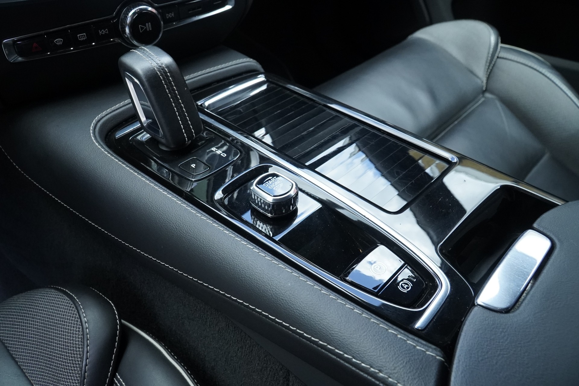 VOLVO V60 T6 eAWD Twin Engine R-Design Geartronic *CH Fahrzeug & AHK*-image-8