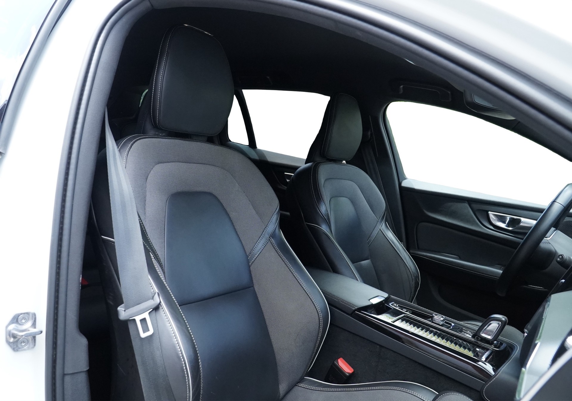 VOLVO V60 T6 eAWD Twin Engine R-Design Geartronic *CH Fahrzeug & AHK*-image-13