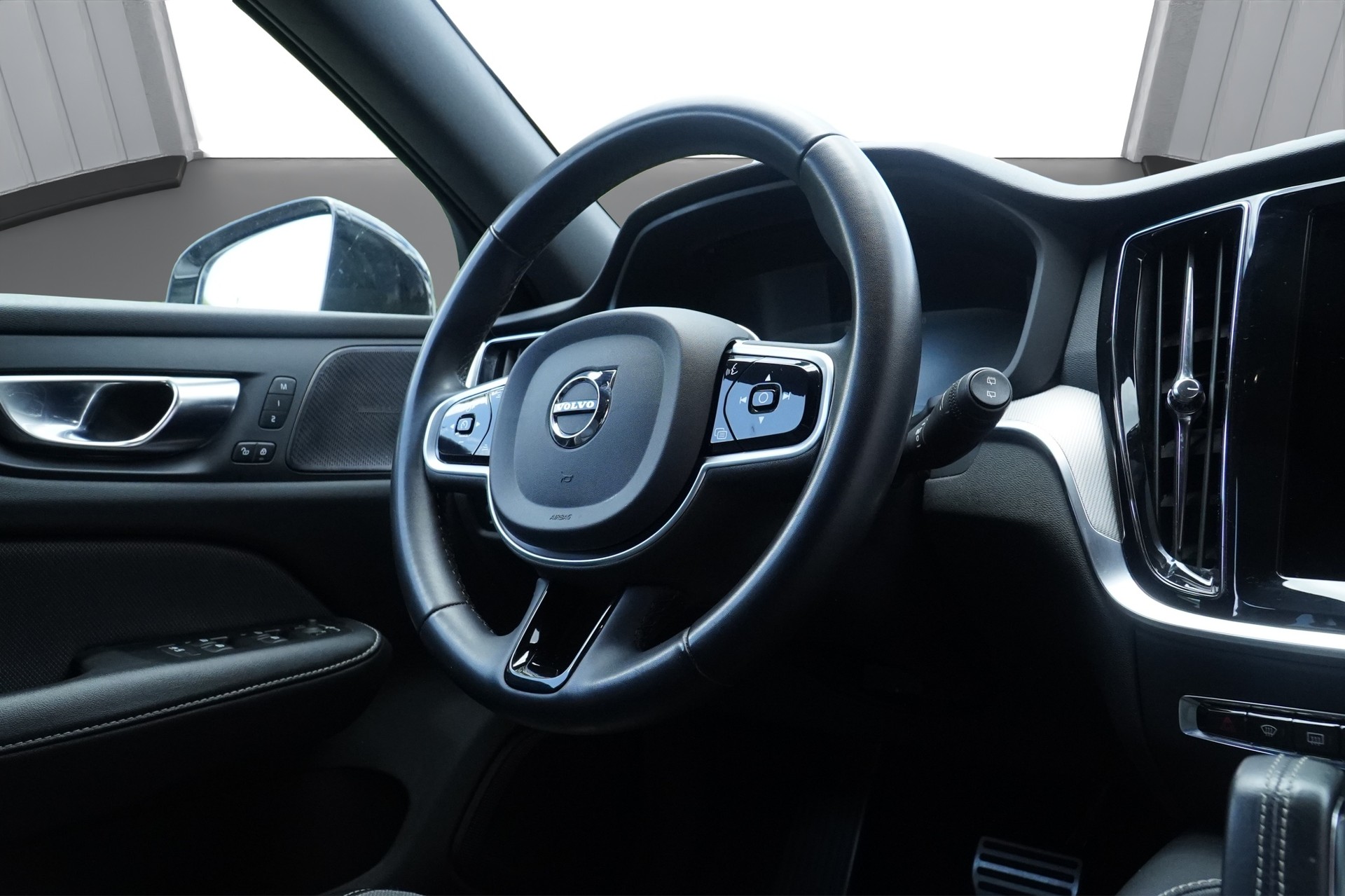 VOLVO V60 T6 eAWD Twin Engine R-Design Geartronic *CH Fahrzeug & AHK*-image-12