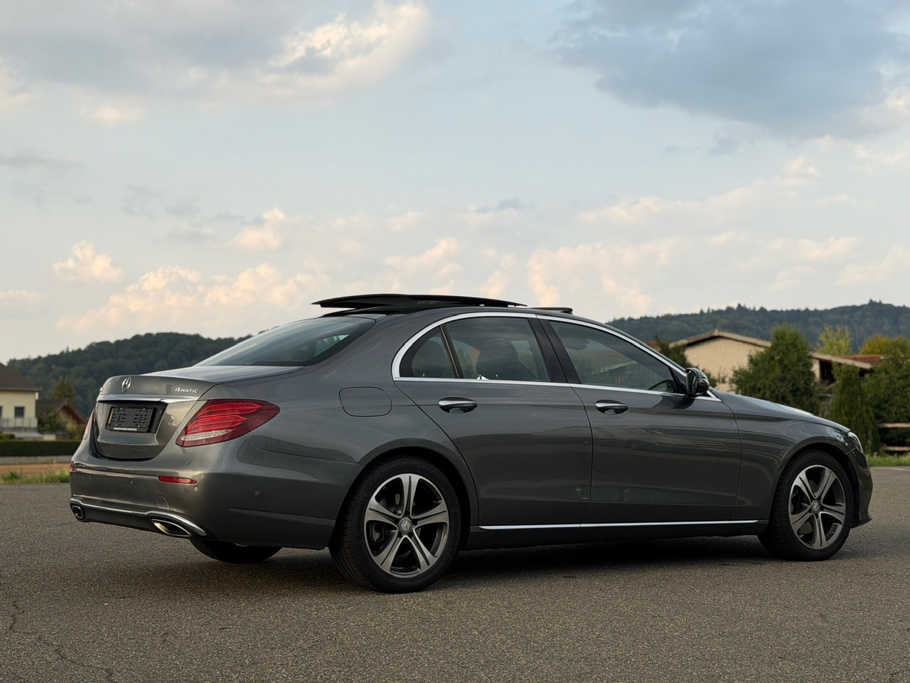 MERCEDES-BENZ E 200 Avantgarde 4Matic 9G-Tronic-image-3