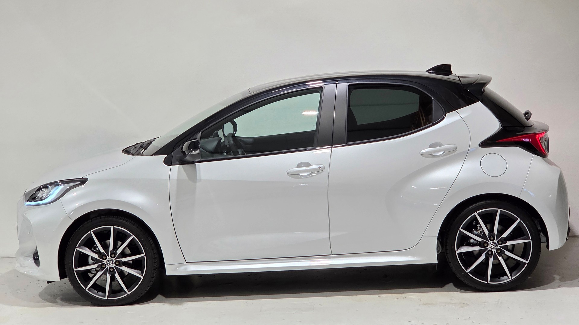 TOYOTA Yaris 1.5 GR Sport e-CVT-image-1
