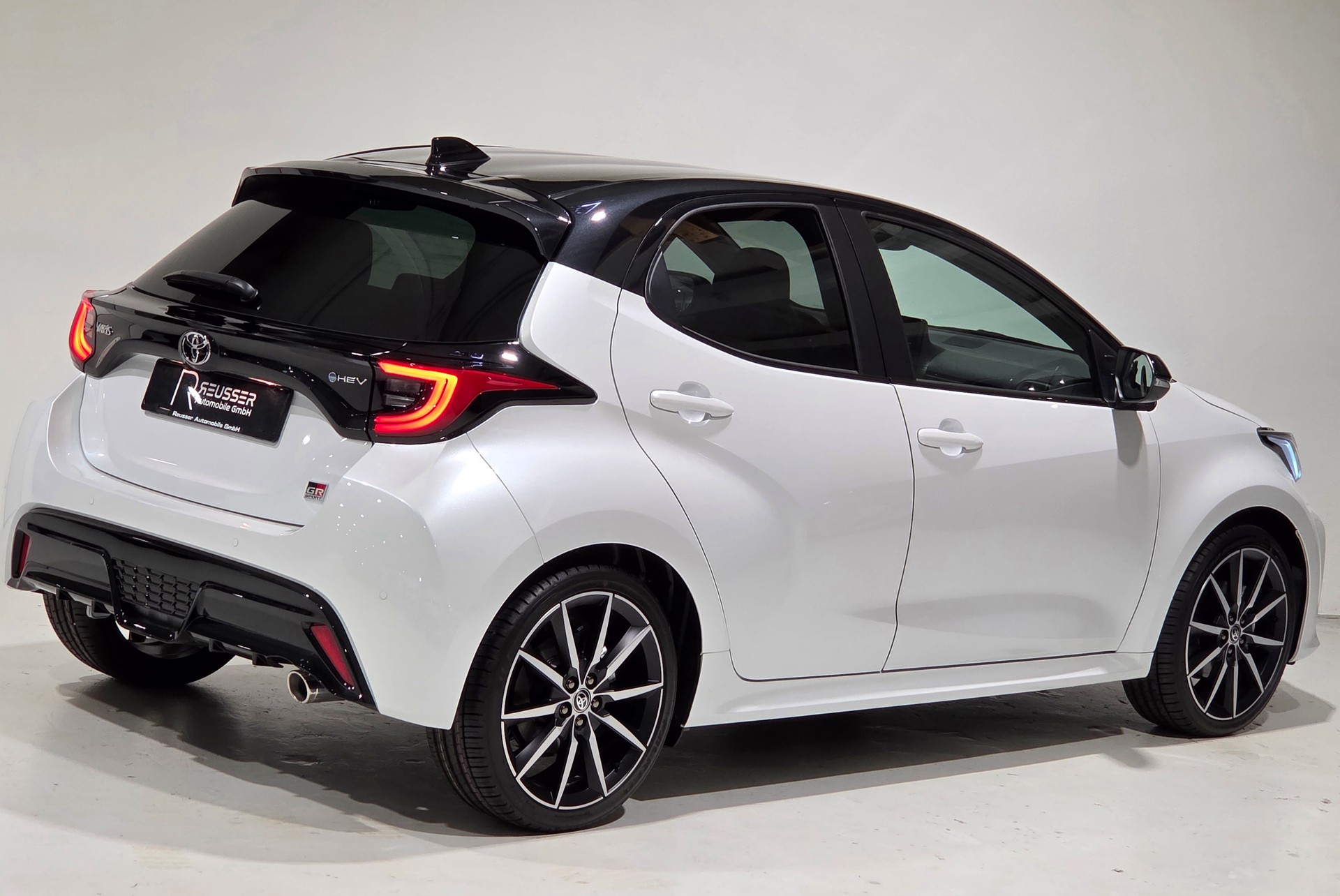 TOYOTA Yaris 1.5 GR Sport e-CVT-image-30