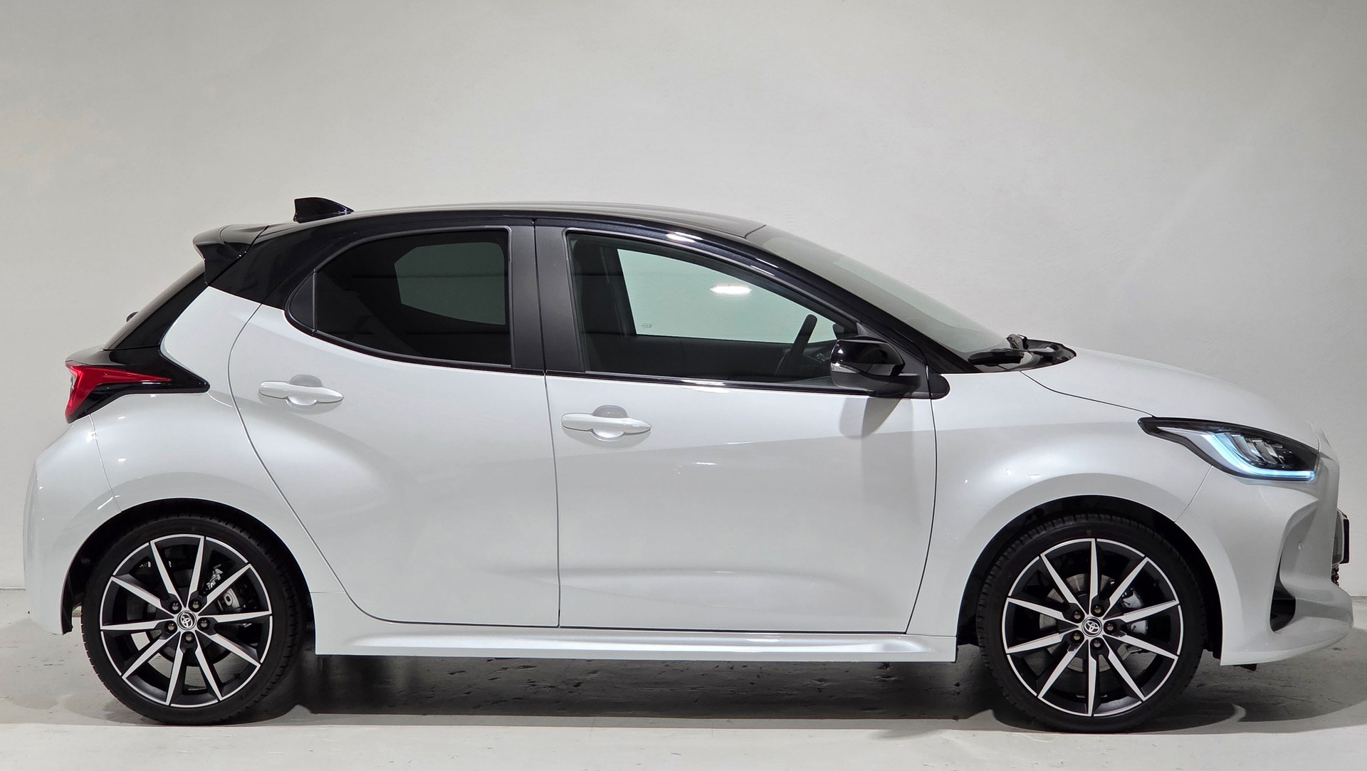 TOYOTA Yaris 1.5 GR Sport e-CVT-image-29