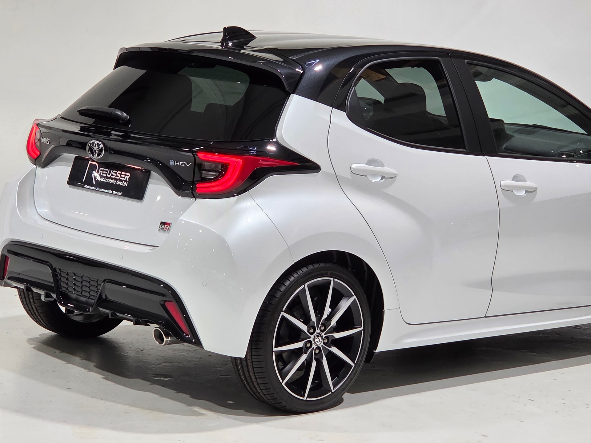 TOYOTA Yaris 1.5 GR Sport e-CVT-image-31