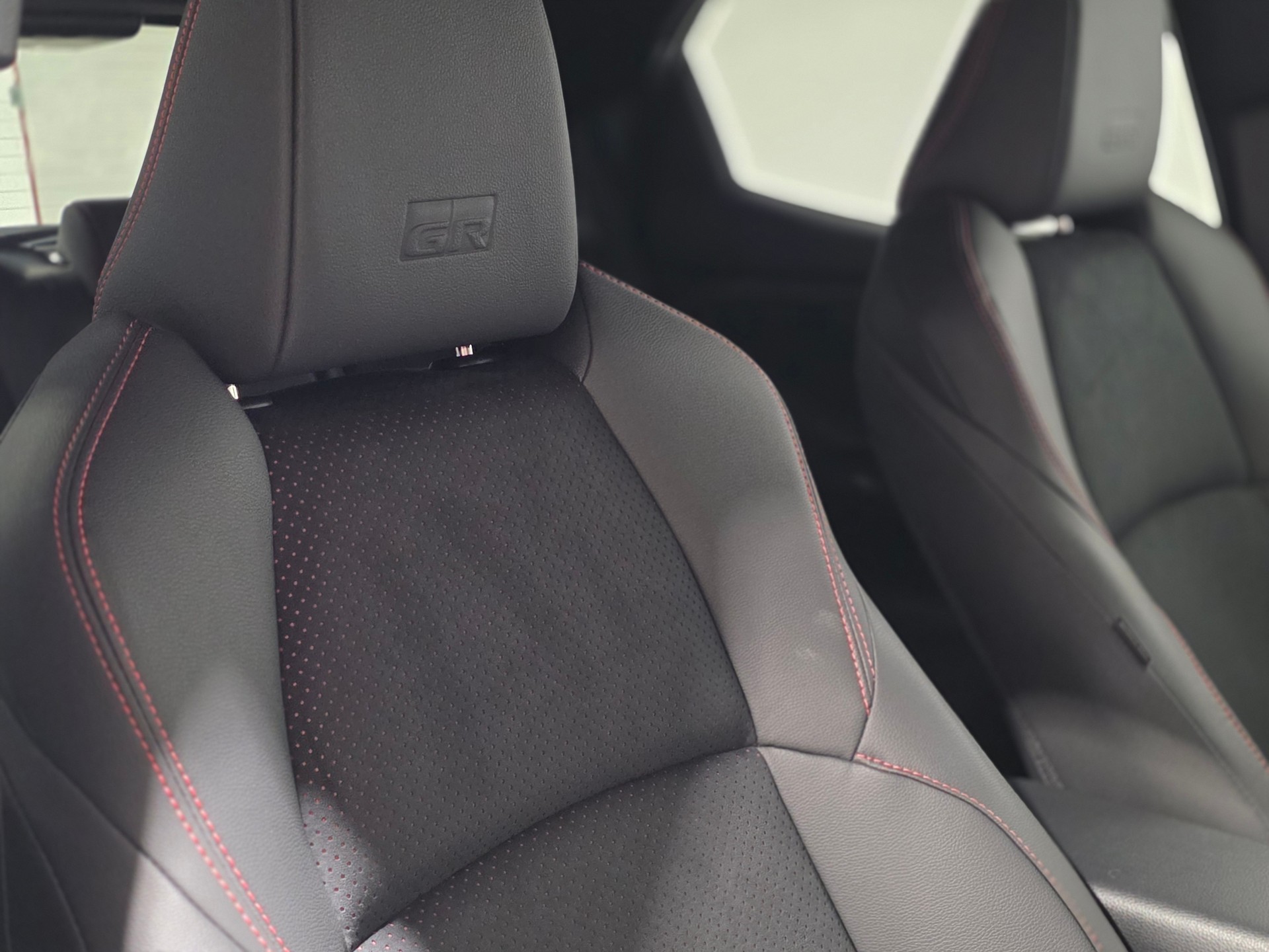 TOYOTA Yaris 1.5 GR Sport e-CVT-image-19