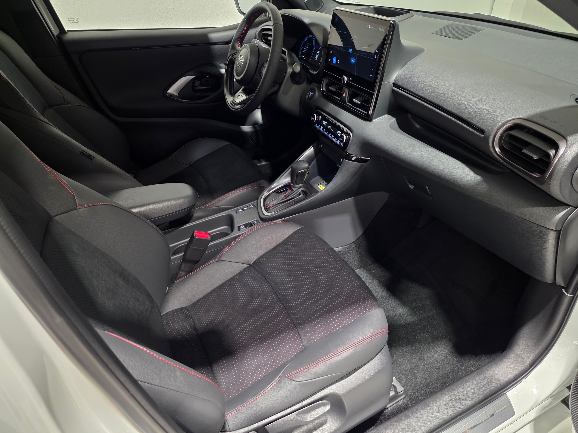 TOYOTA Yaris 1.5 GR Sport e-CVT-image-22
