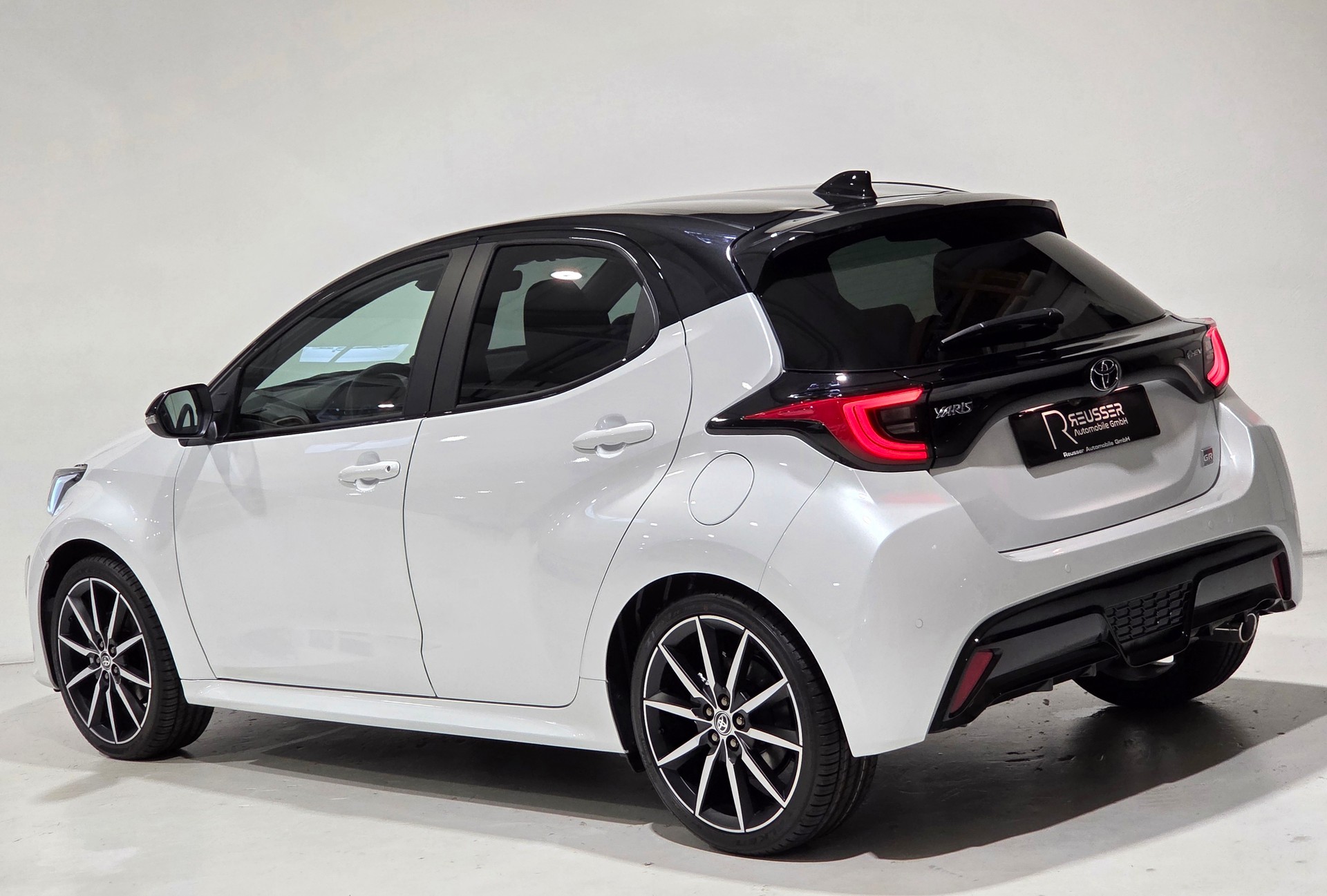TOYOTA Yaris 1.5 GR Sport e-CVT-image-2