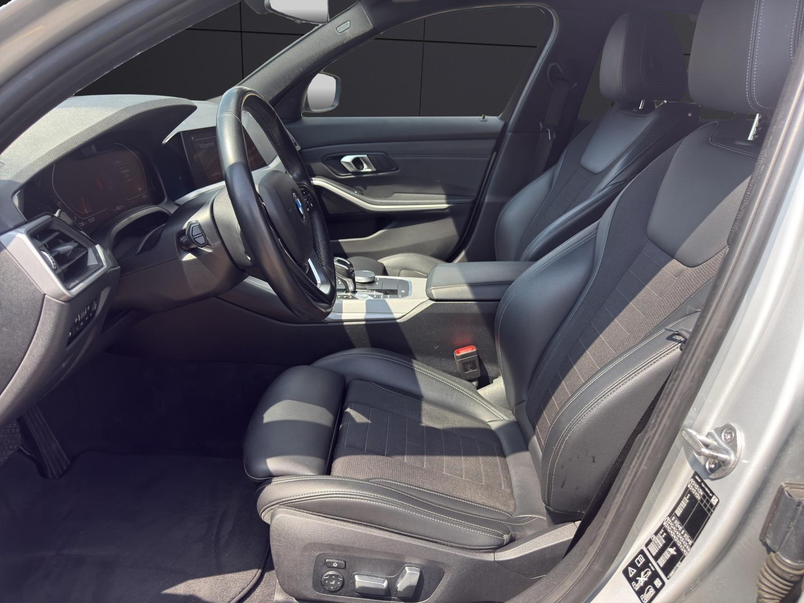 BMW 320i xDrive-image-9