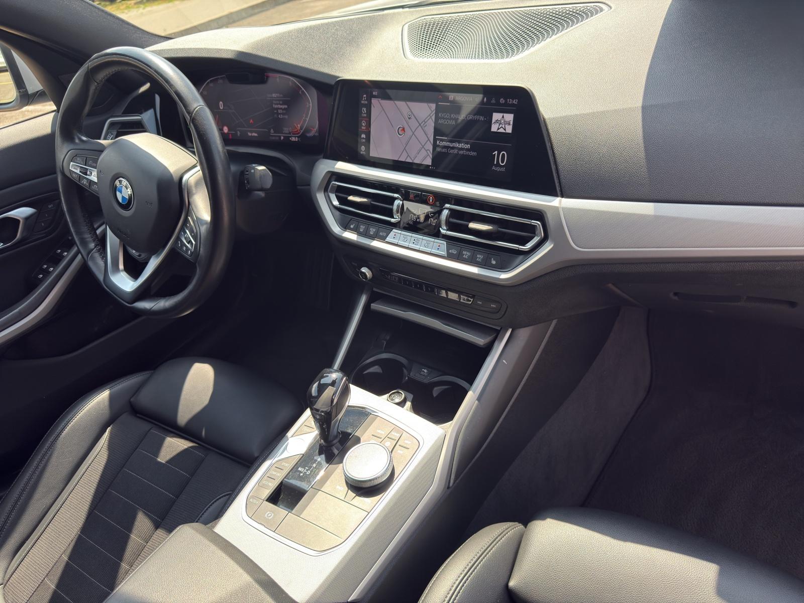 BMW 320i xDrive-image-11