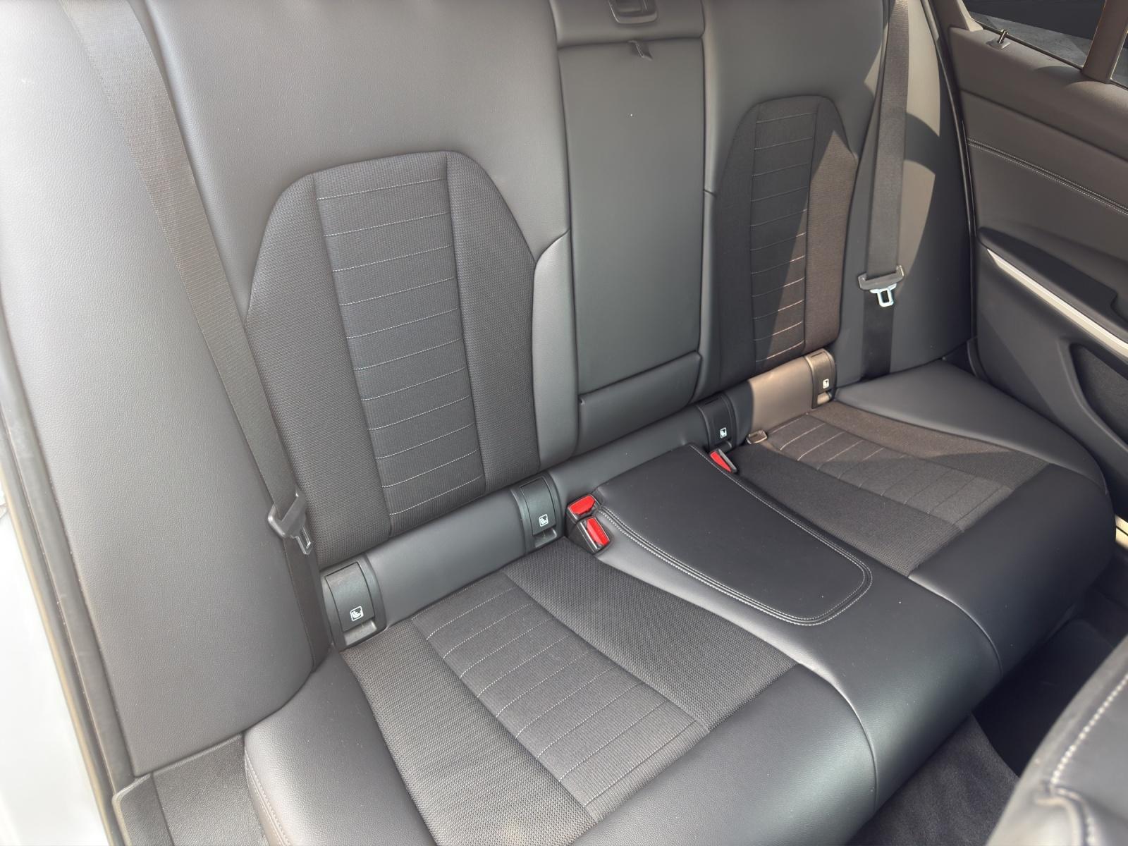 BMW 320i xDrive-image-17