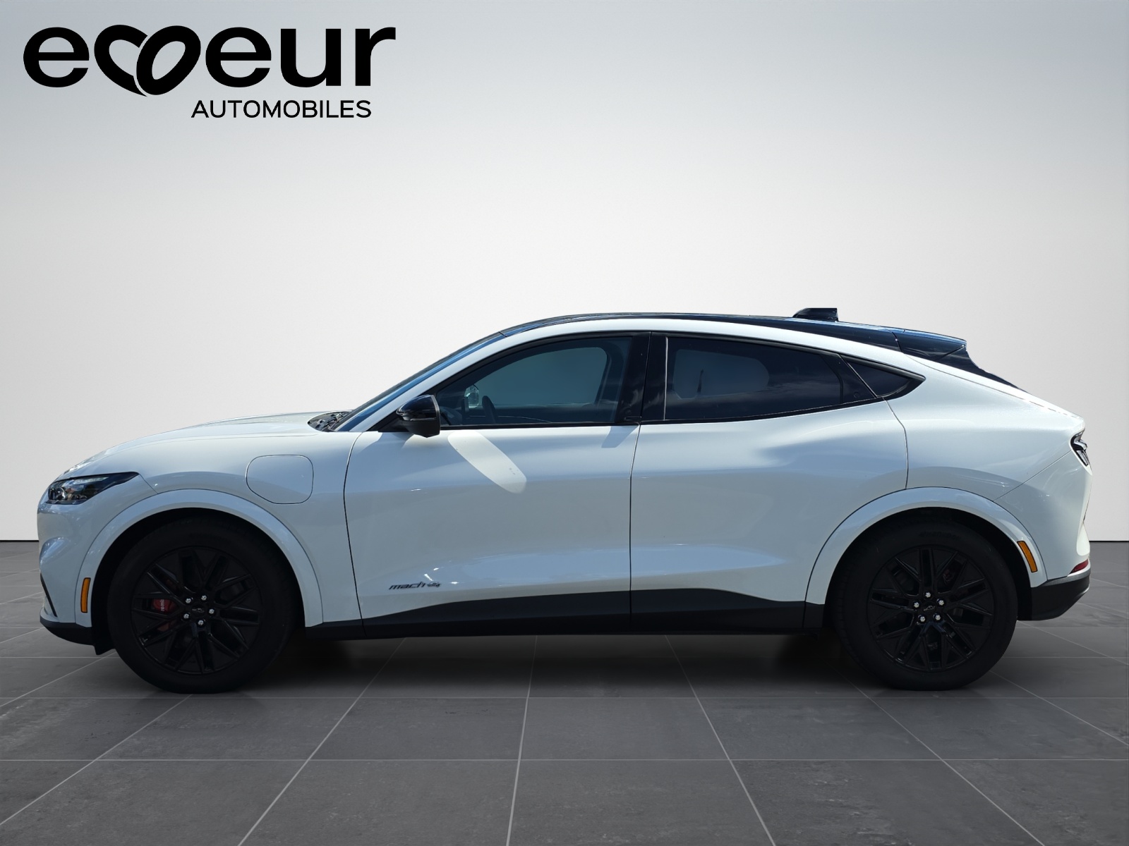 FORD Mustang Mach-E Premium AWD-image-2