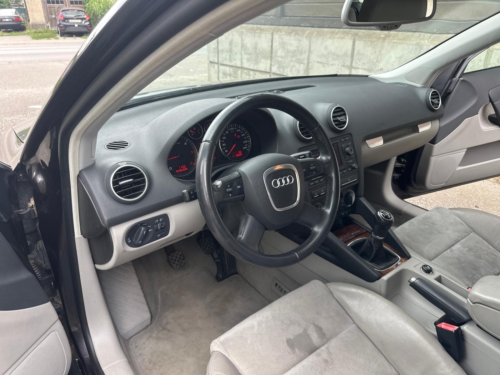 AUDI A3 Sportback 2.0 TDI Ambition-image-8