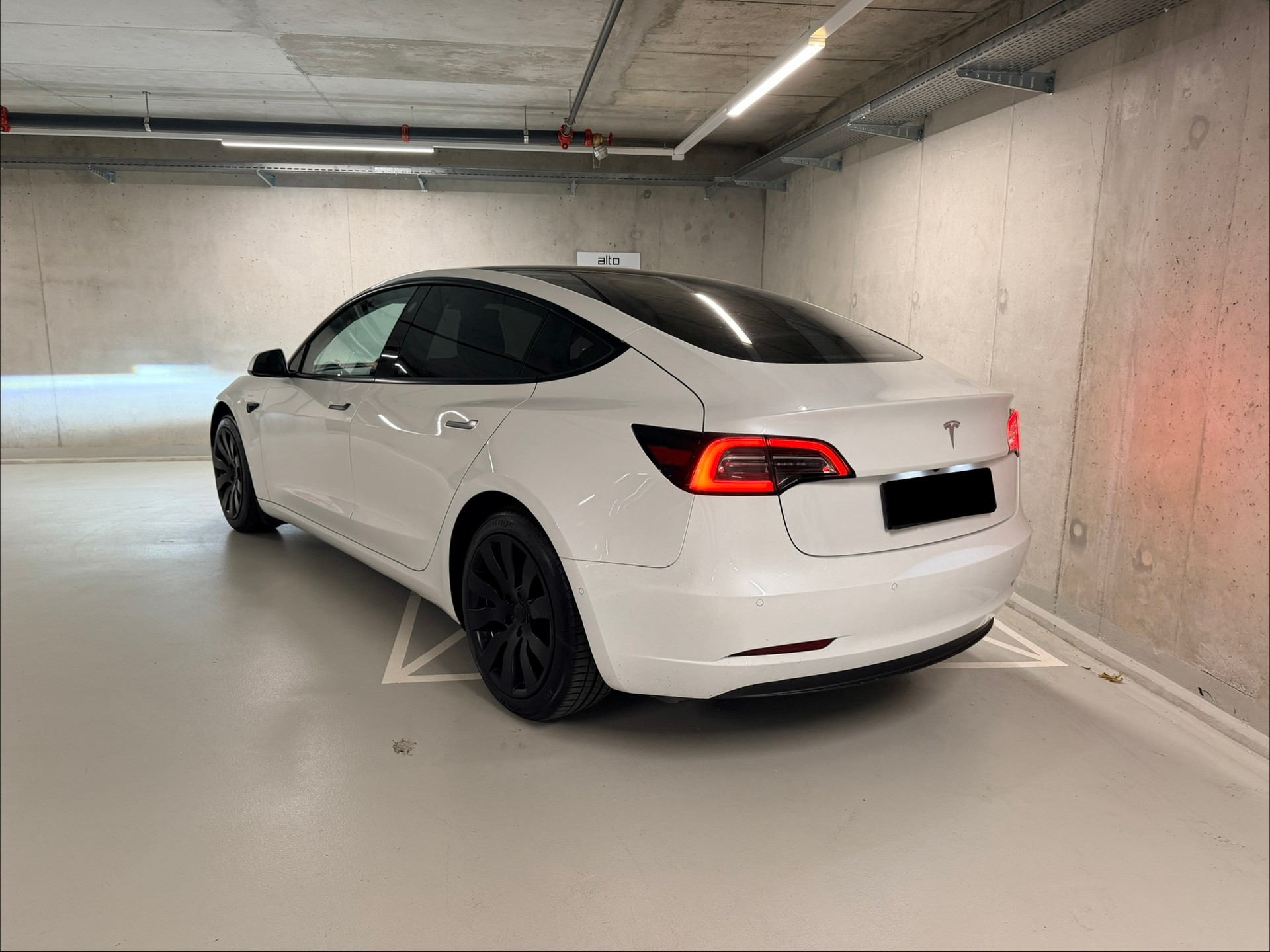 TESLA Model 3-image-2