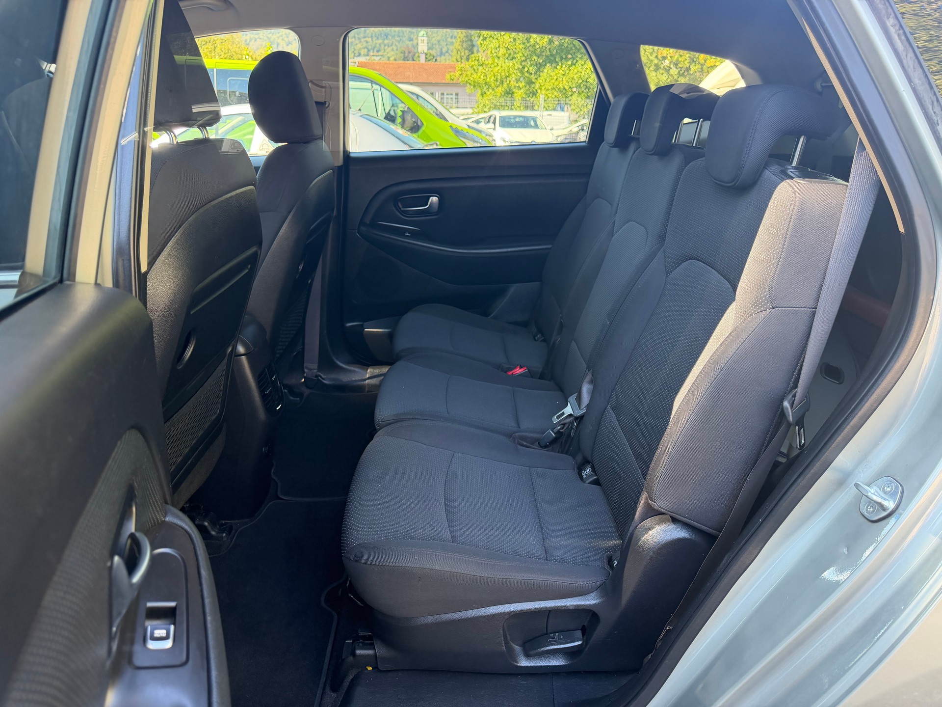KIA Carens 1.7 CRDi Trend ** 07x Sitze ** Klima-auto ** MF-Lenkrad-Tempomat ** PDC H ** Ab MFK 09.05.2025-image-2