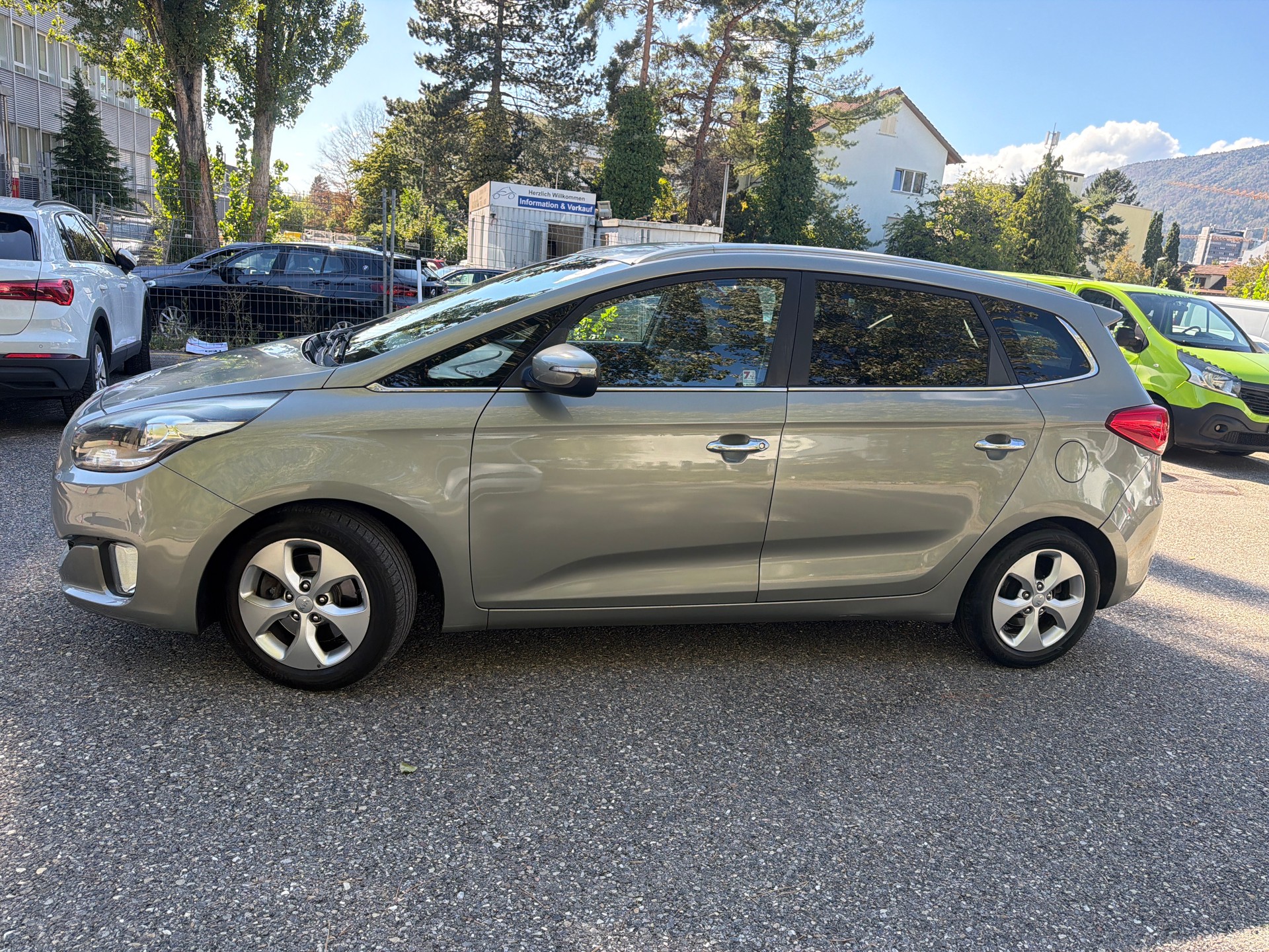 KIA Carens 1.7 CRDi Trend ** 07x Sitze ** Klima-auto ** MF-Lenkrad-Tempomat ** PDC H ** Ab MFK 09.05.2025-image-9