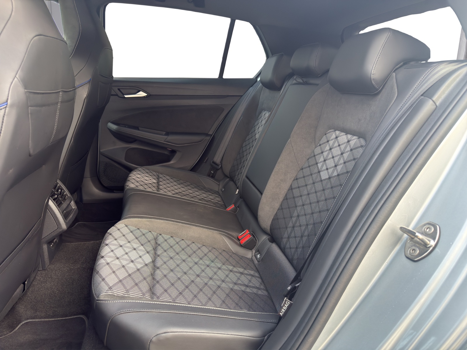 VW Golf 2.0 TSI R-Line DSG 4 Motion-image-10