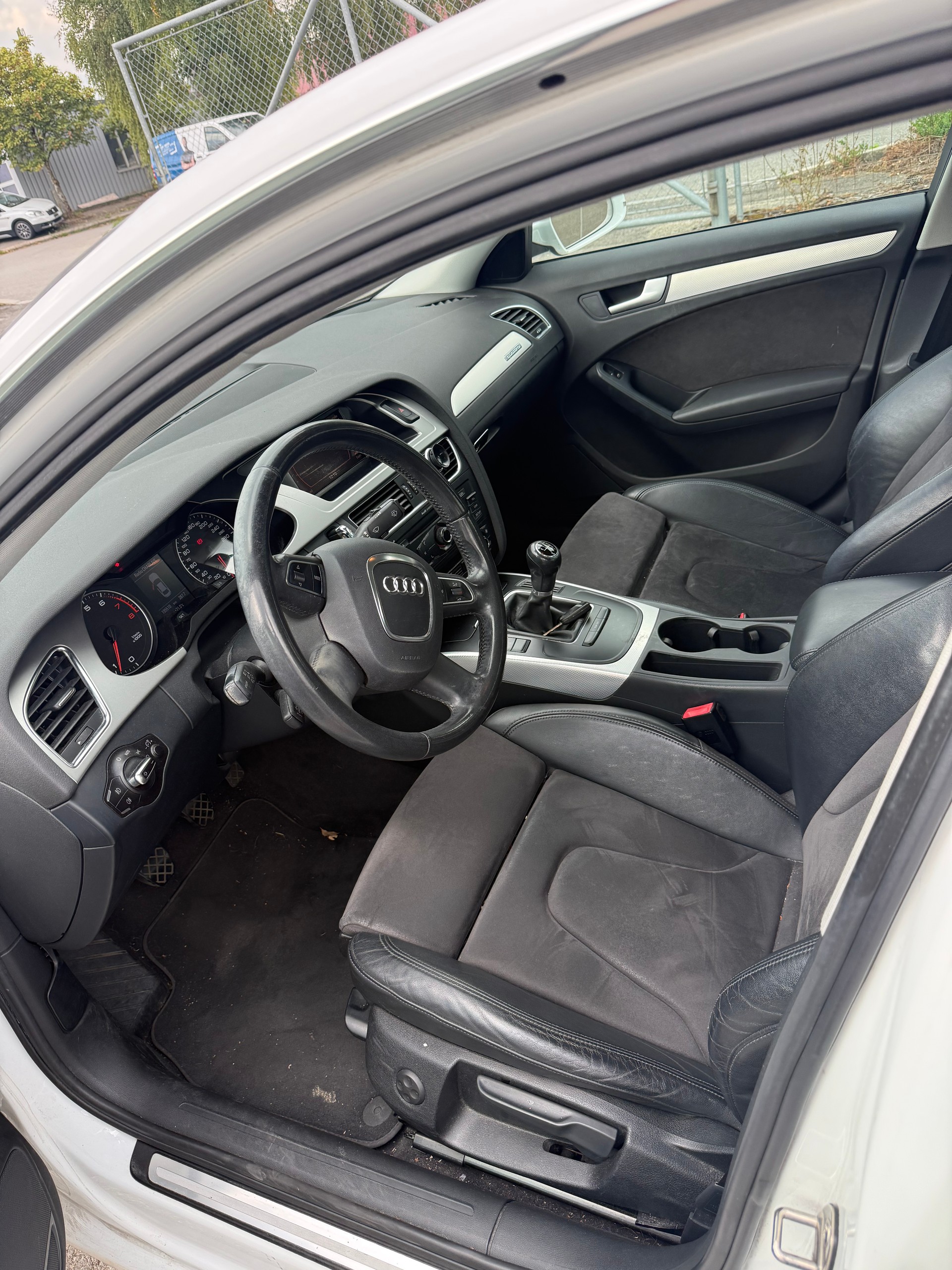 AUDI A4 Limousine 1.8 TFSI quattro-image-6
