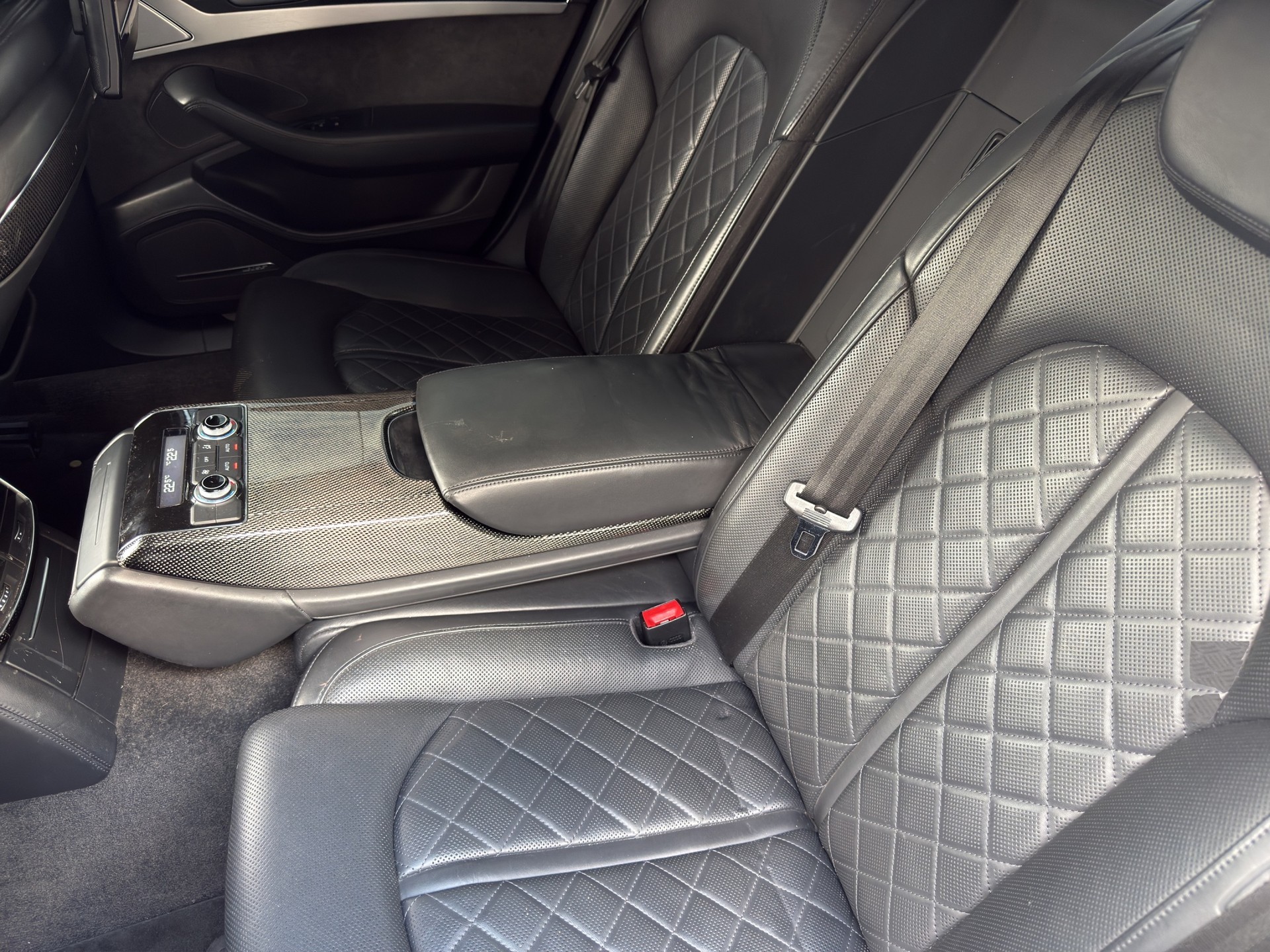 AUDI S8 4.0 TFSI V8 quattro tiptronic-image-18